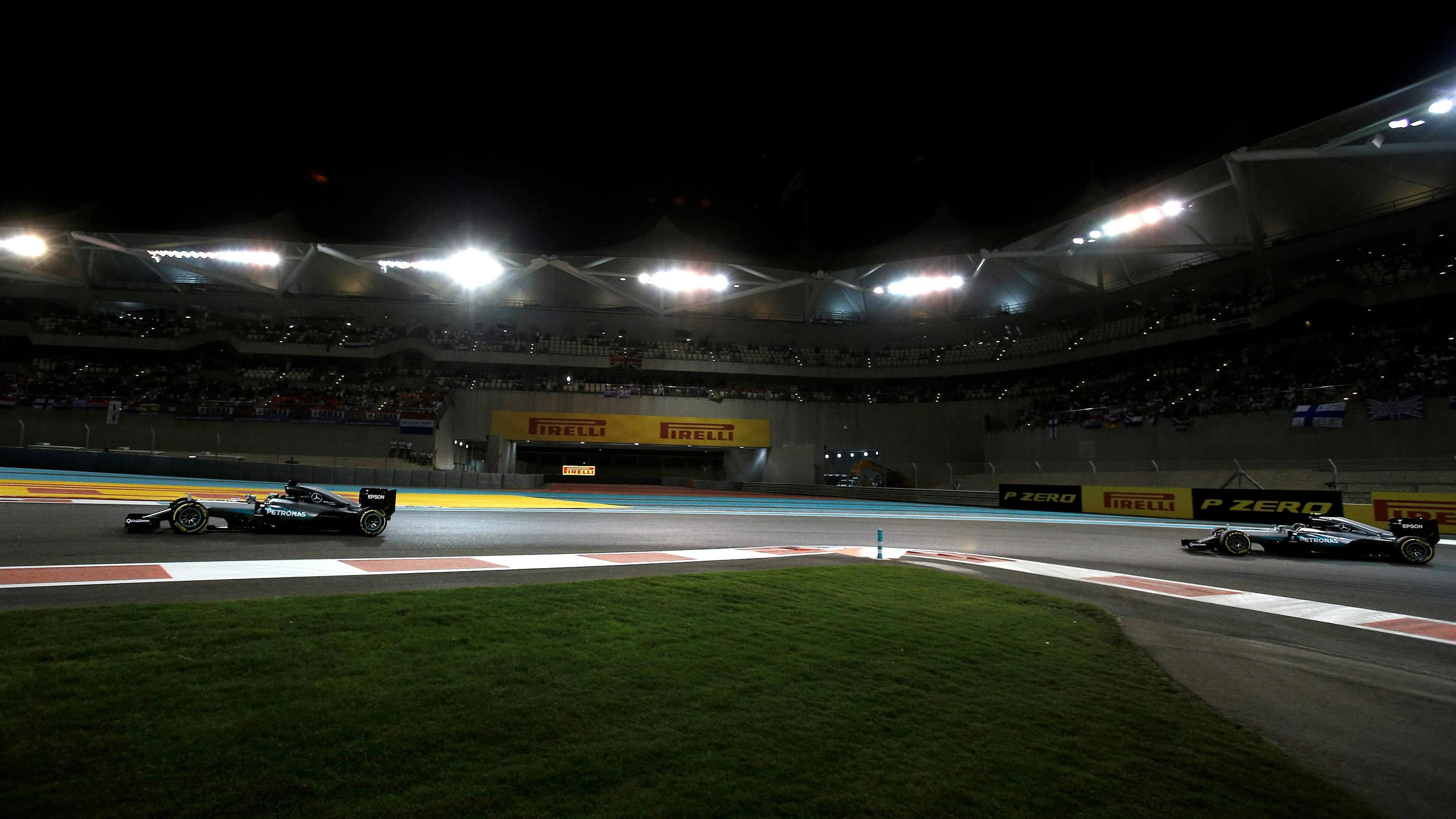 Lewis Hamilton (GBR) Mercedes-Benz F1 W07 Hybrid and Nico Rosberg (GER) Mercedes-Benz F1 W07 Hybrid