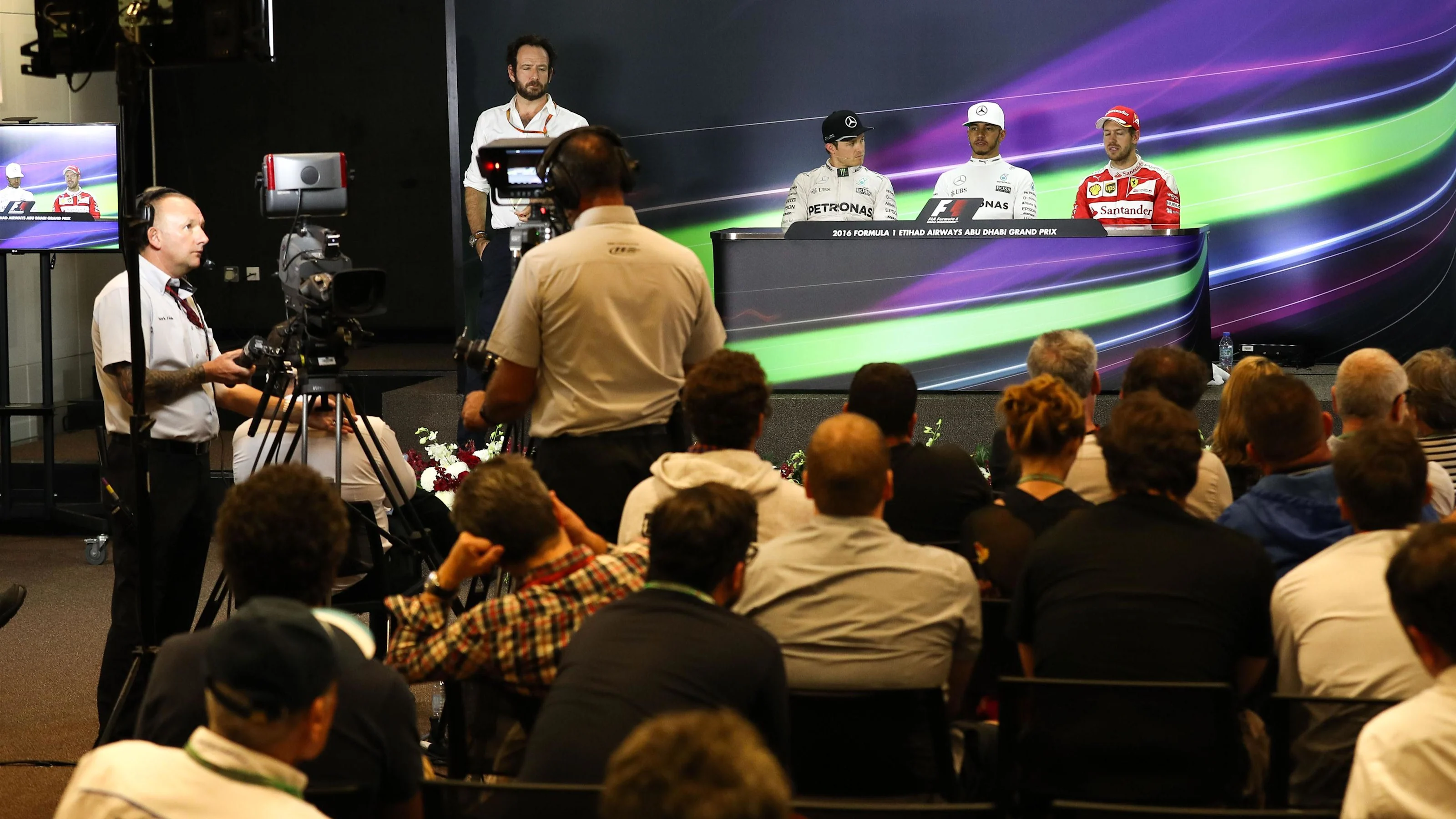 Matteo Bonciani (ITA) FIA Media Delegate, World Champion Nico Rosberg (GER) Mercedes AMG F1, race