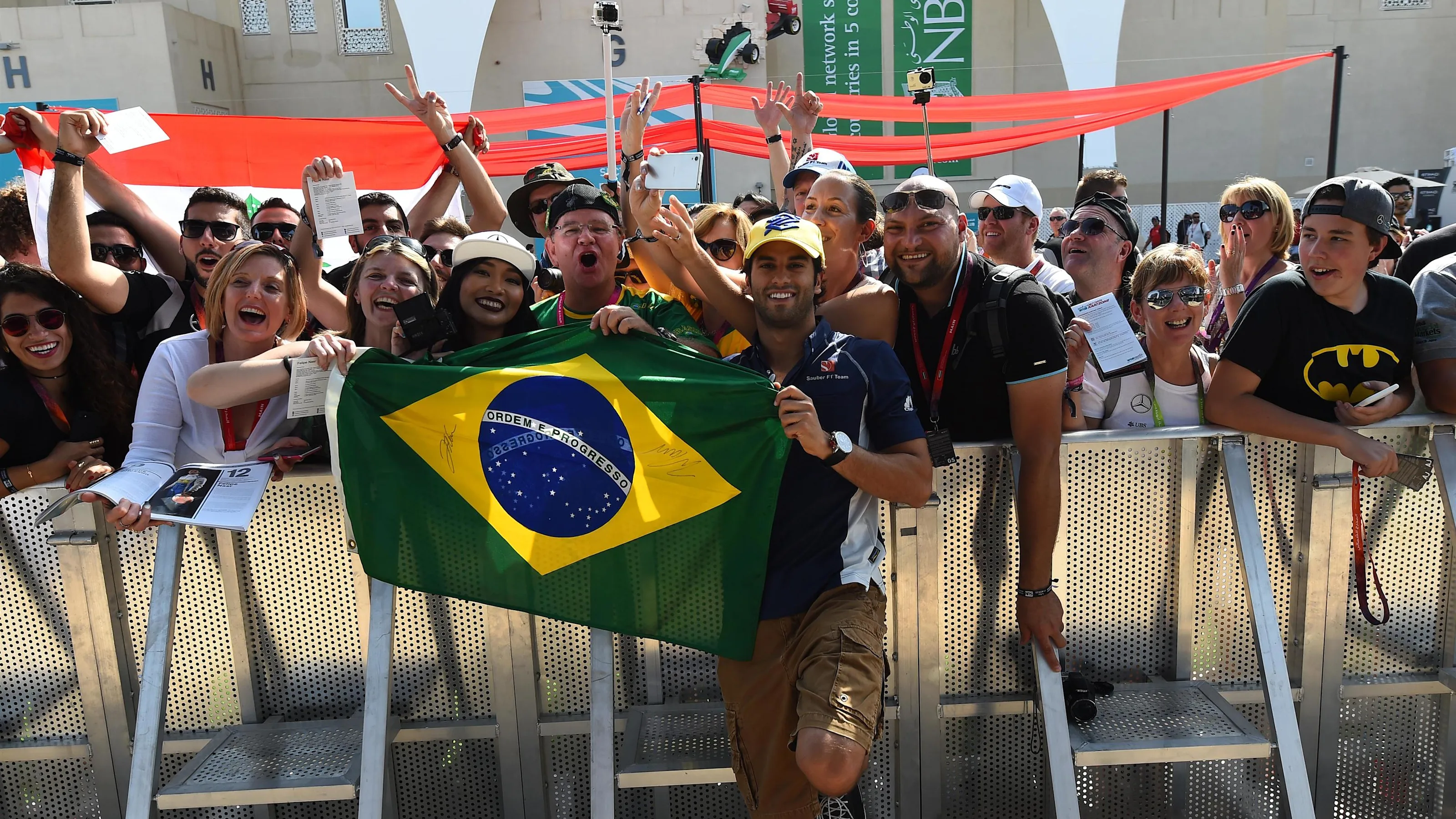 Felipe Nasr (BRA) Sauber and fans at the autograph session at Formula One World Championship, Rd21,