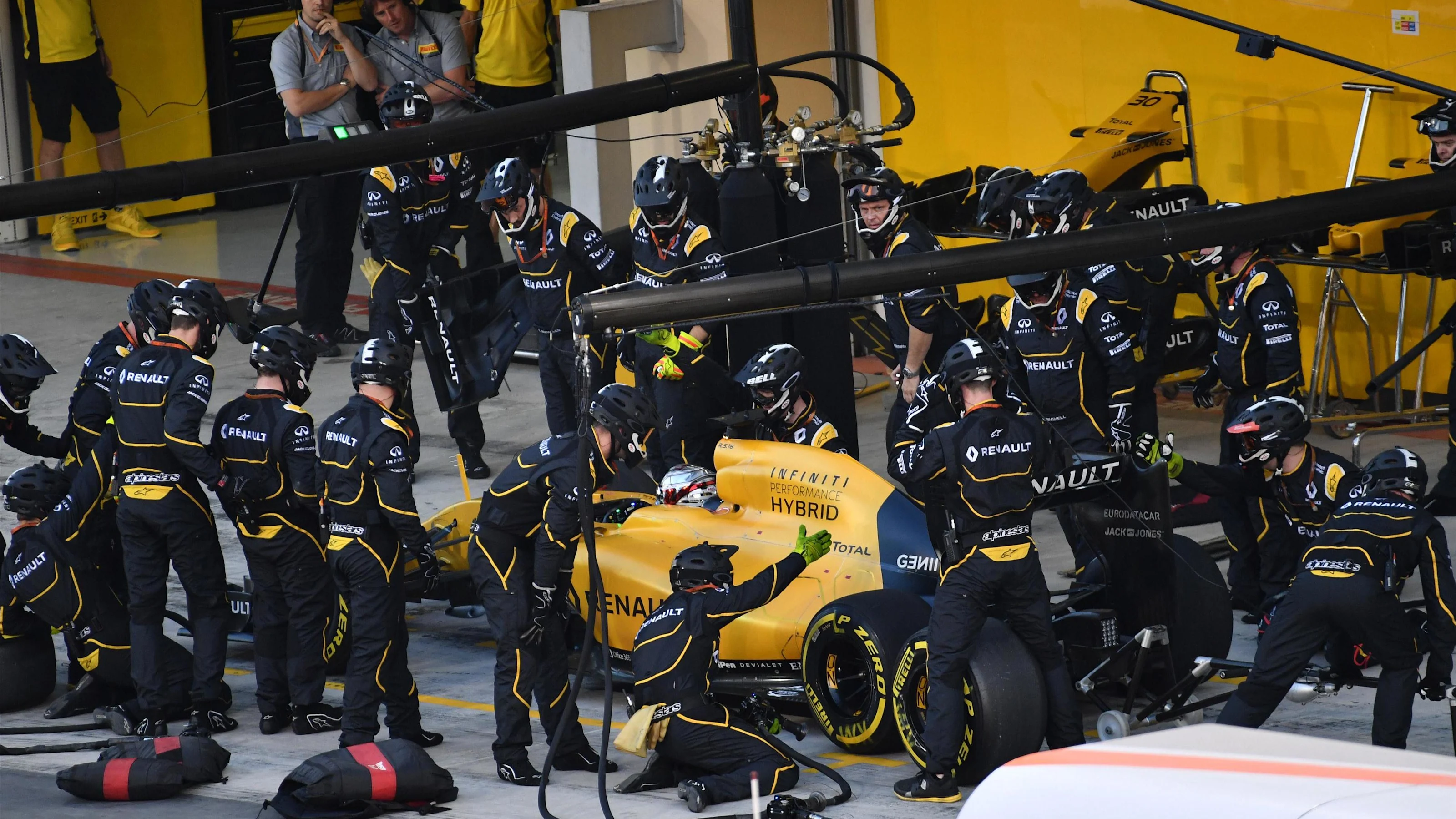Kevin Magnussen (DEN) Renault Sport F1 Team RS16 pit stop at Formula One World Championship, Rd21,