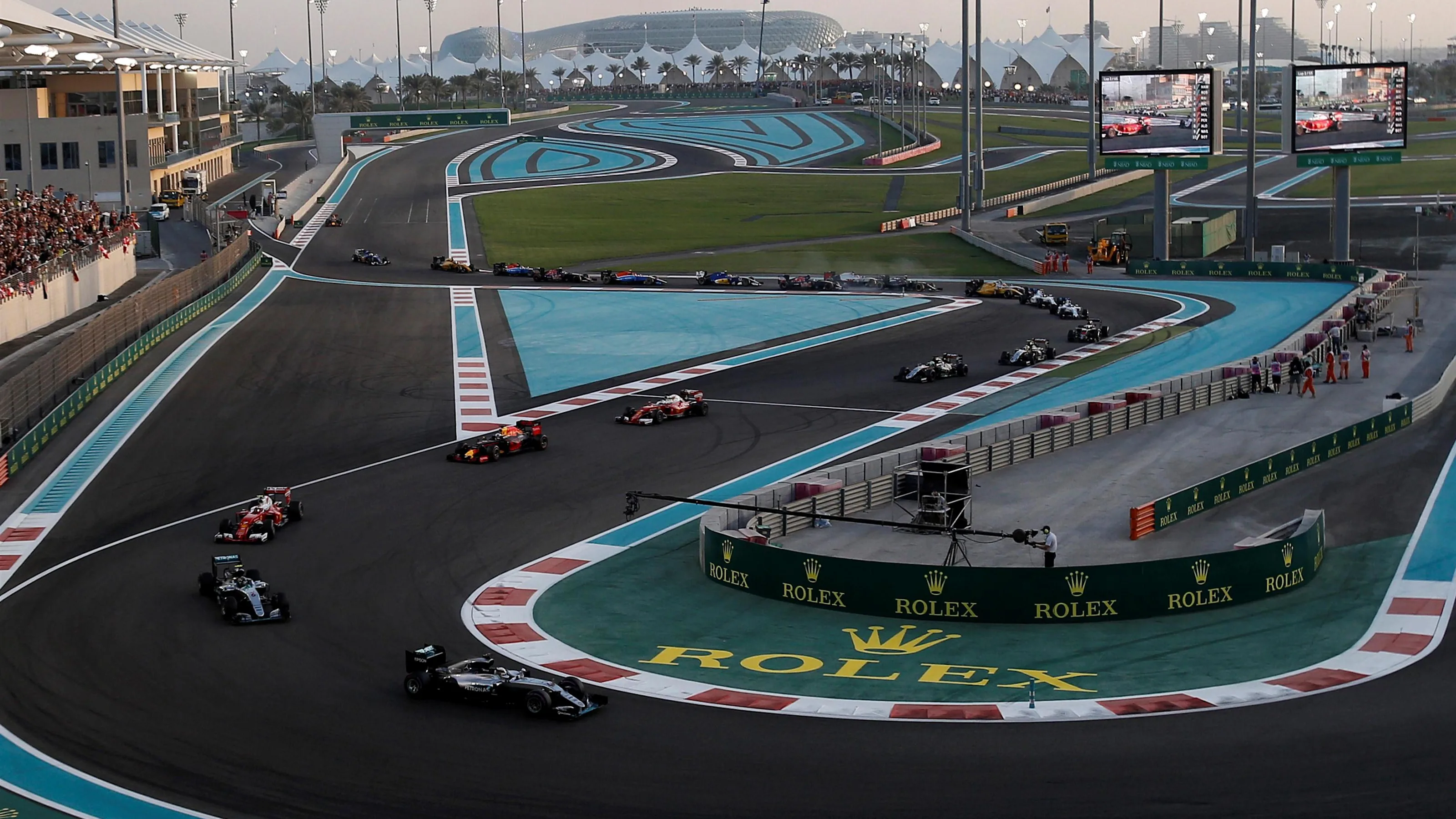 Lewis Hamilton (GBR) Mercedes-Benz F1 W07 Hybrid leads at the start of the race at Formula One