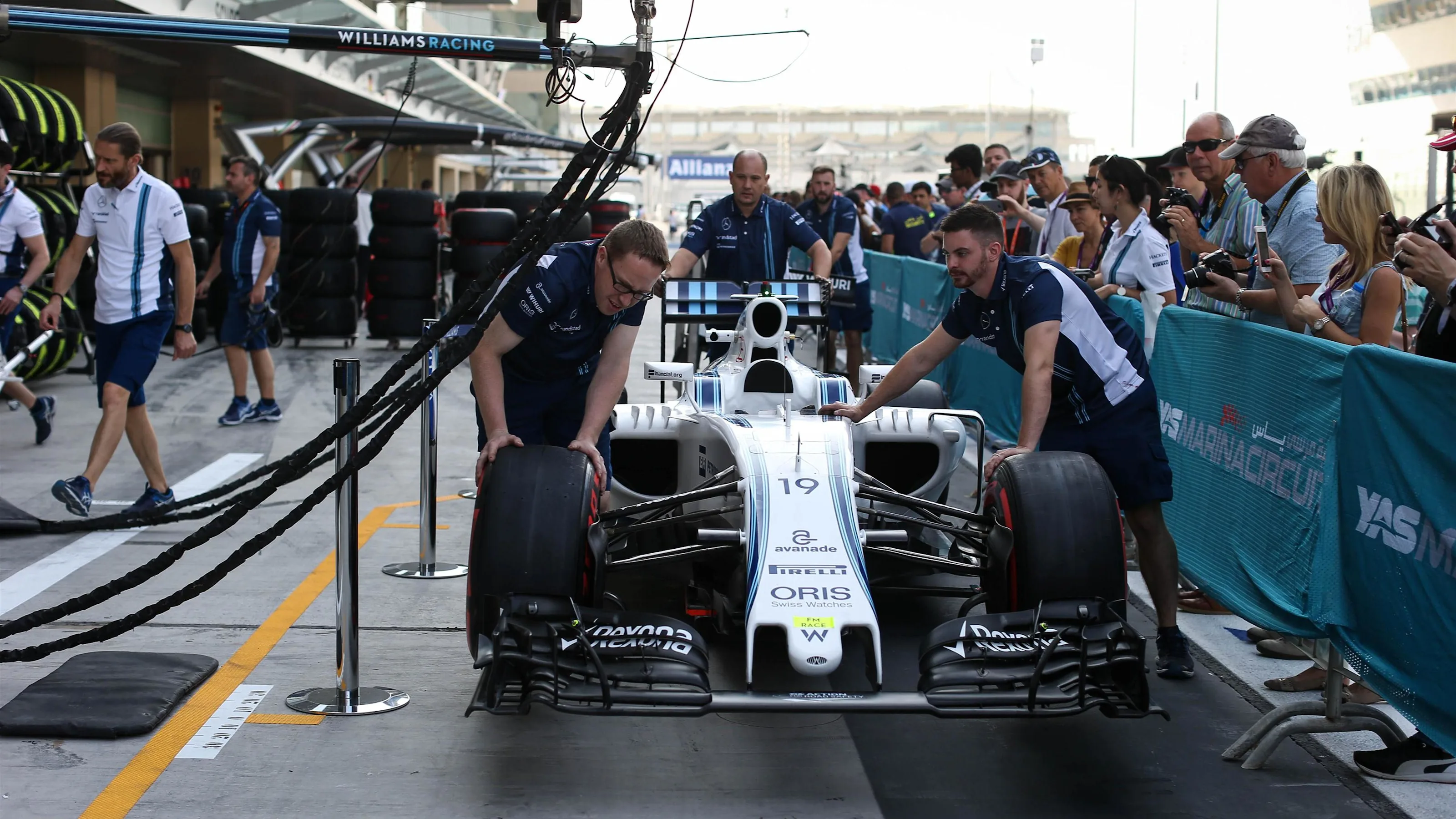 Williams mechanics with Williams FW38 at Formula One World Championship, Rd21, Abu Dhabi Grand