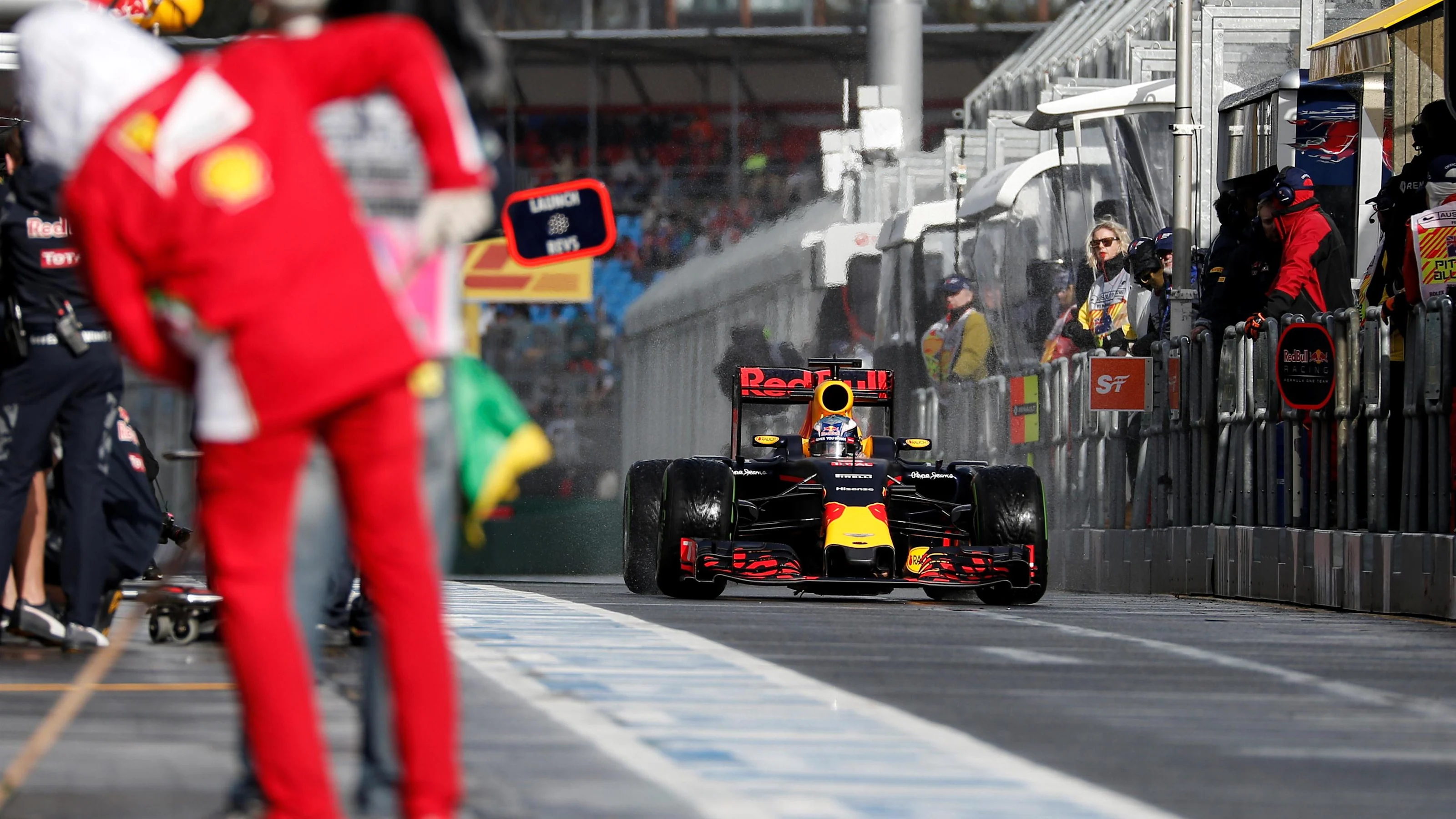 Daniel Ricciardo (AUS) Red Bull Racing RB12 at Formula One World Championship, Rd1, Australian