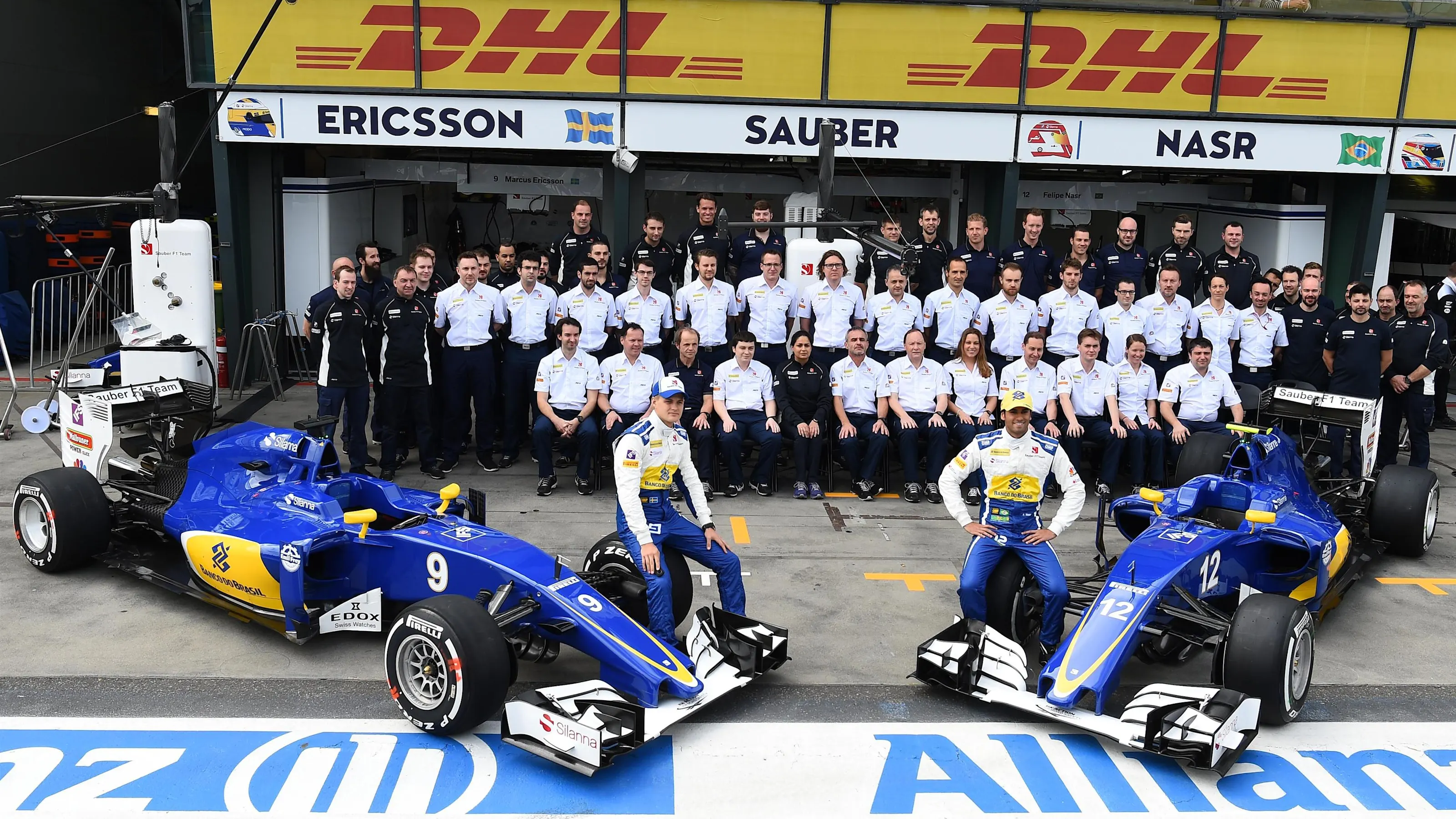 Sauber team photo at Formula One World Championship, Rd1, Australian Grand Prix, Qualifying, Albert
