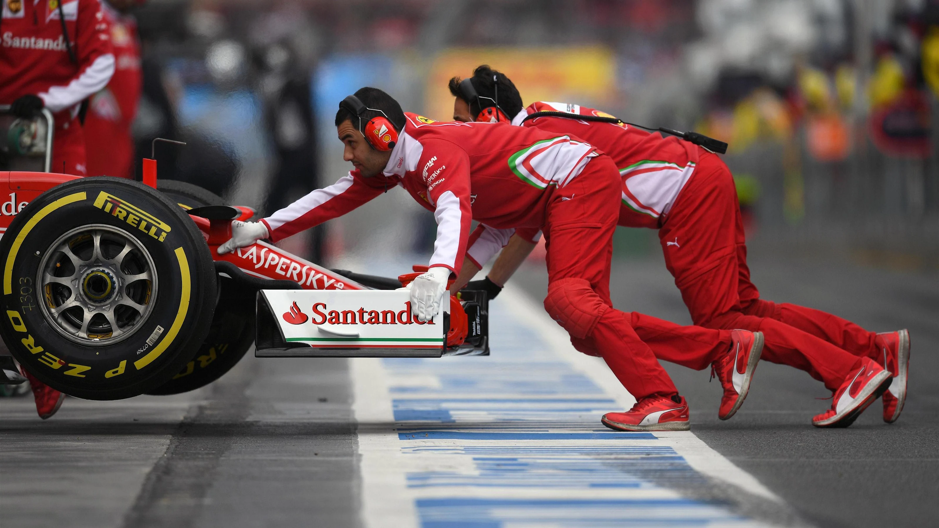 Ferrari mechanics at Formula One World Championship, Rd1, Australian Grand Prix, Qualifying, Albert