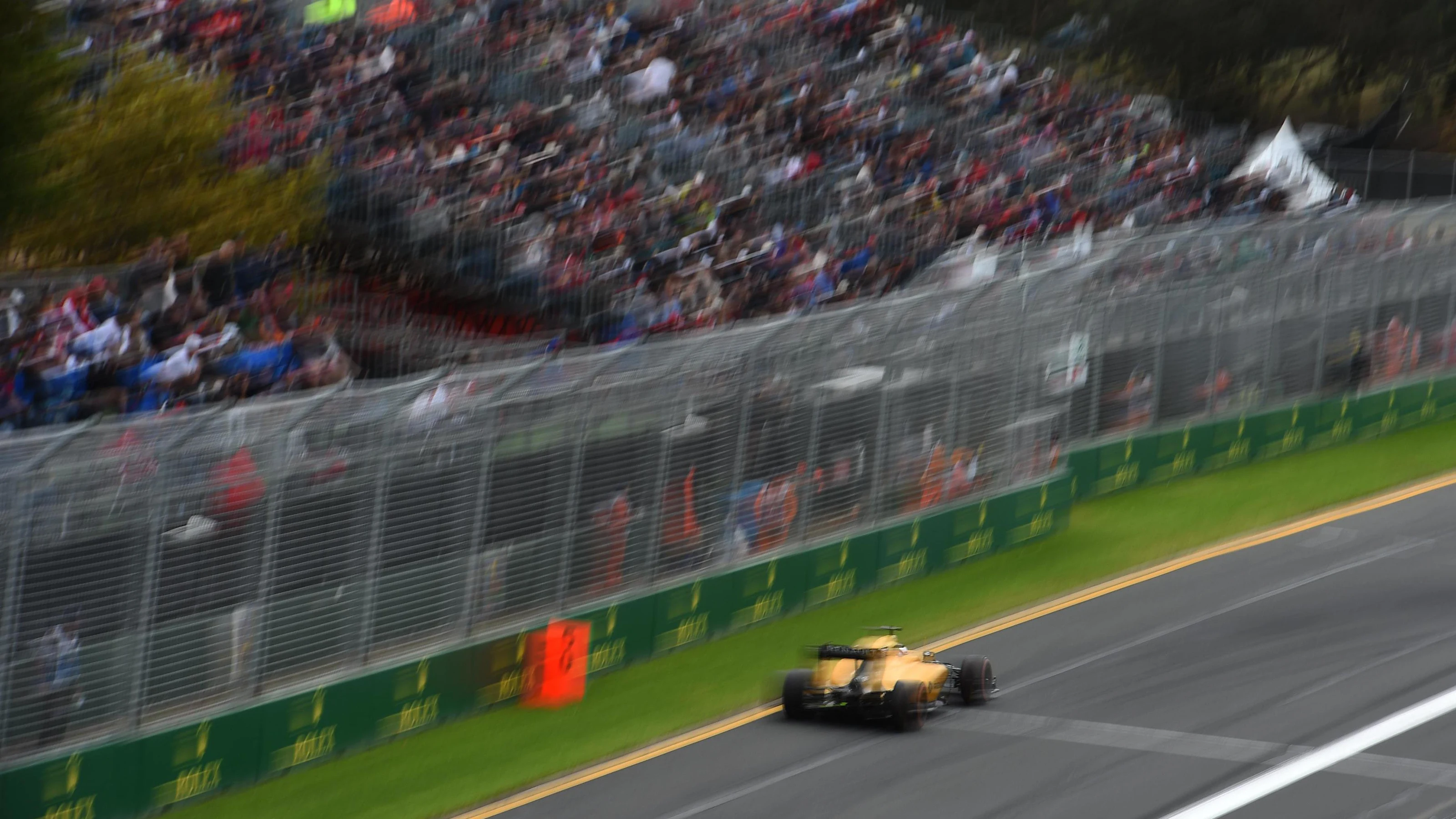 Kevin Magnussen (DEN) Renault Sport F1 Team RS16 at Formula One World Championship, Rd1, Australian