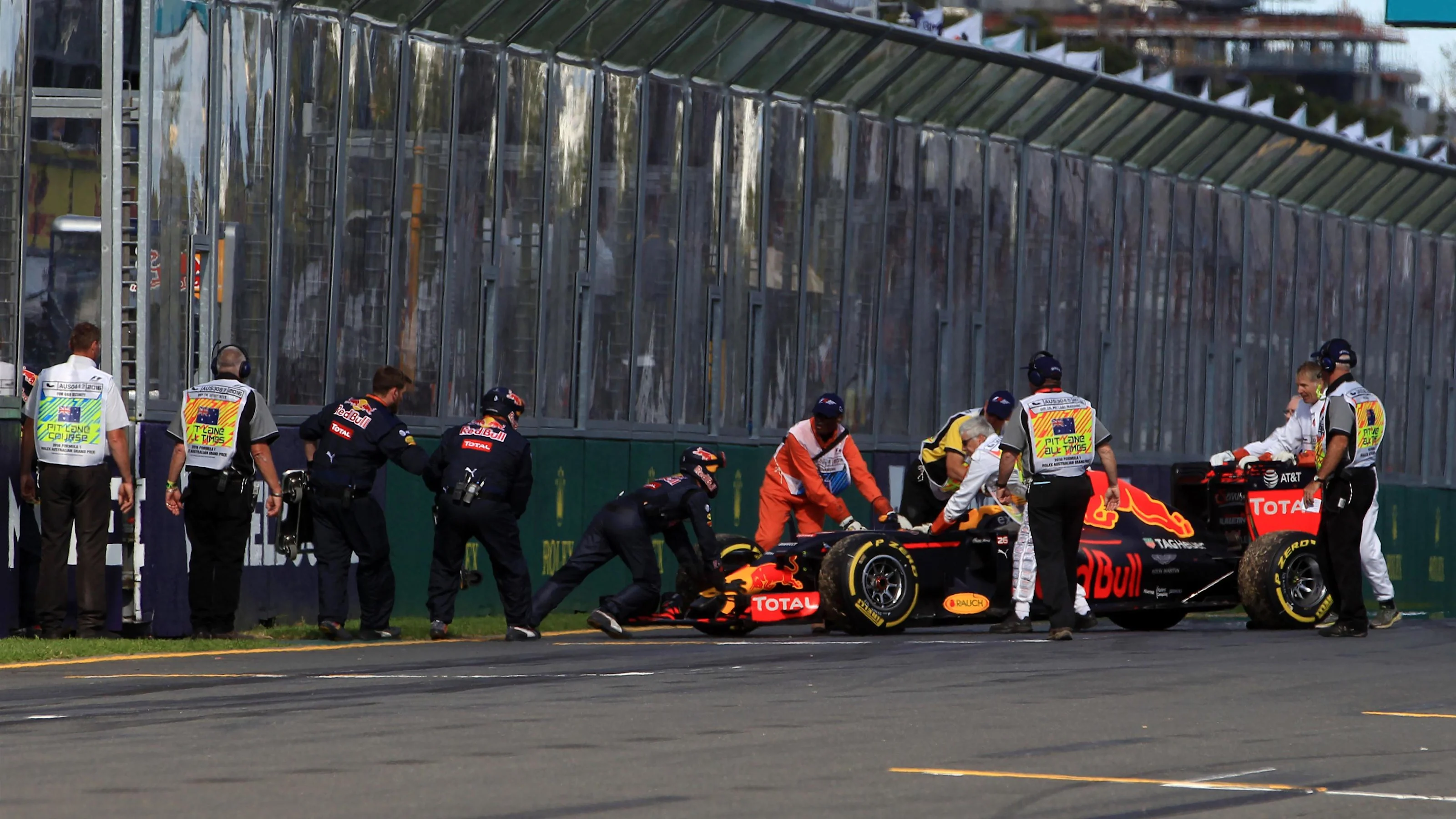 Marshals remove the car of Daniil Kvyat (RUS) Red Bull Racing RB12 after breaking down at the start