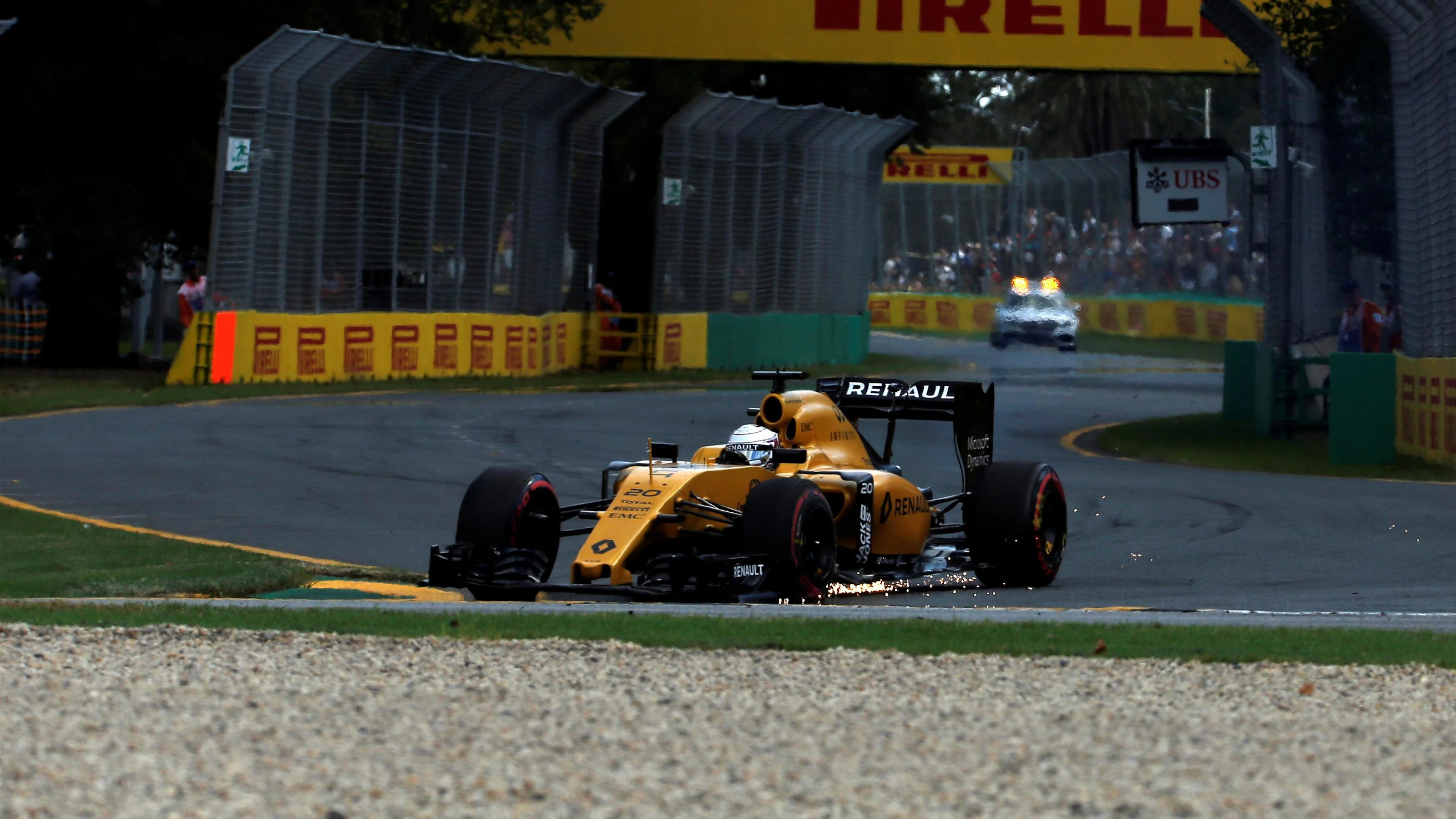 Kevin Magnussen (DEN) Renault Sport F1 Team RS16 suffers a puncture at the start of the race at