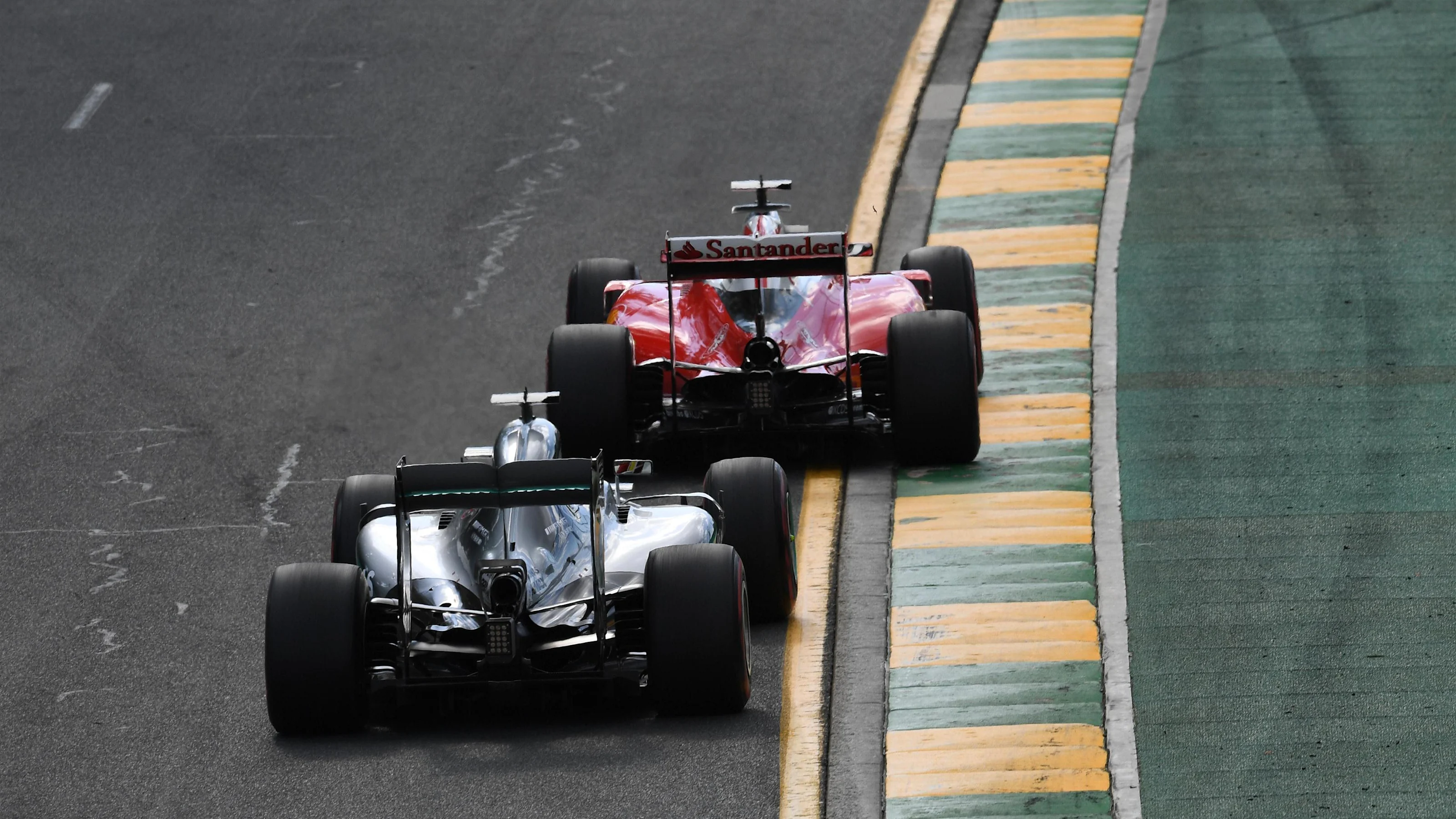 Sebastian Vettel (GER) Ferrari SF16-H and Lewis Hamilton (GBR) Mercedes-Benz F1 W07 Hybrid battle