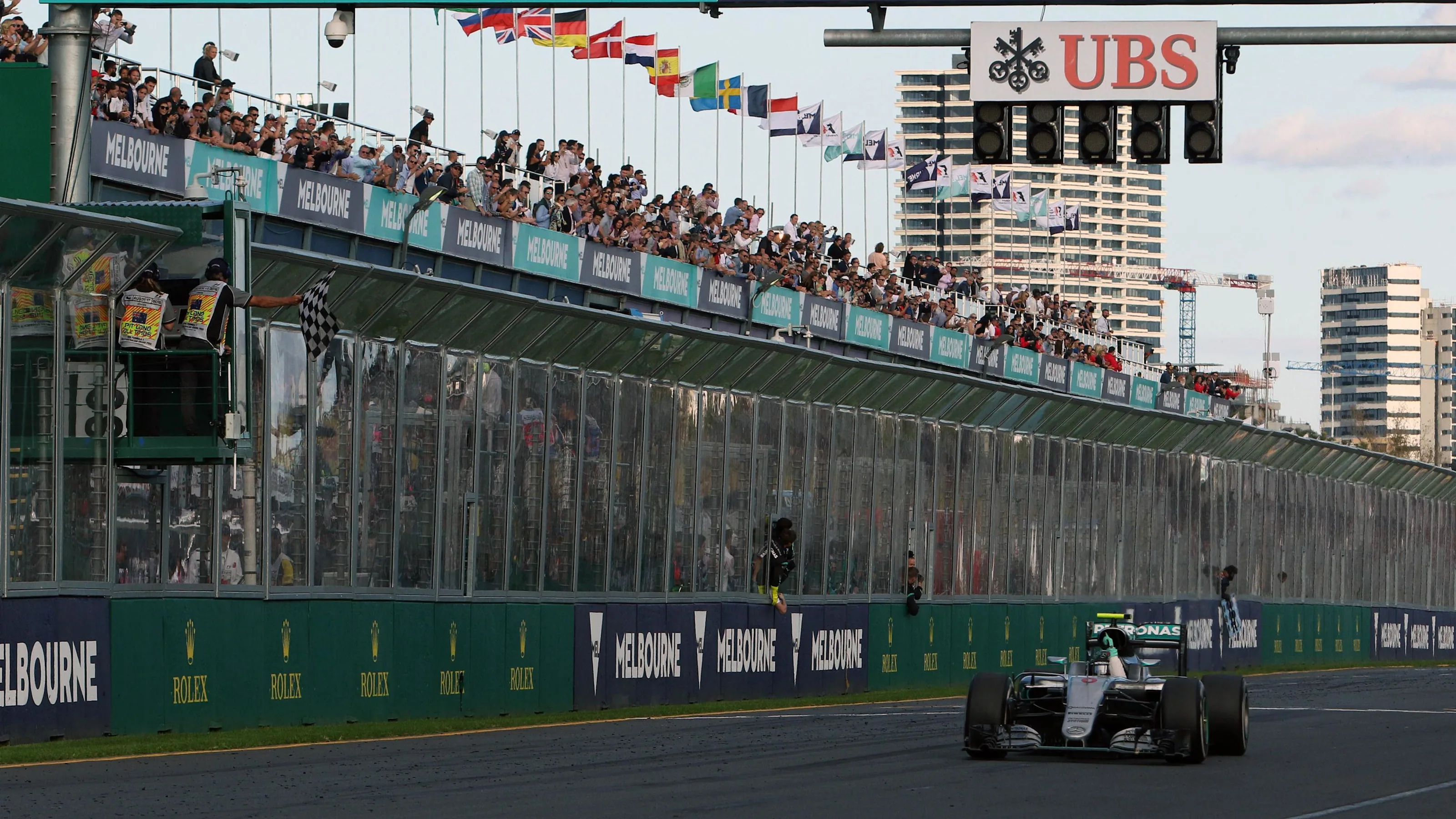 Race winner Nico Rosberg (GER) Mercedes-Benz F1 W07 Hybrid takes the chequered flag at Formula One