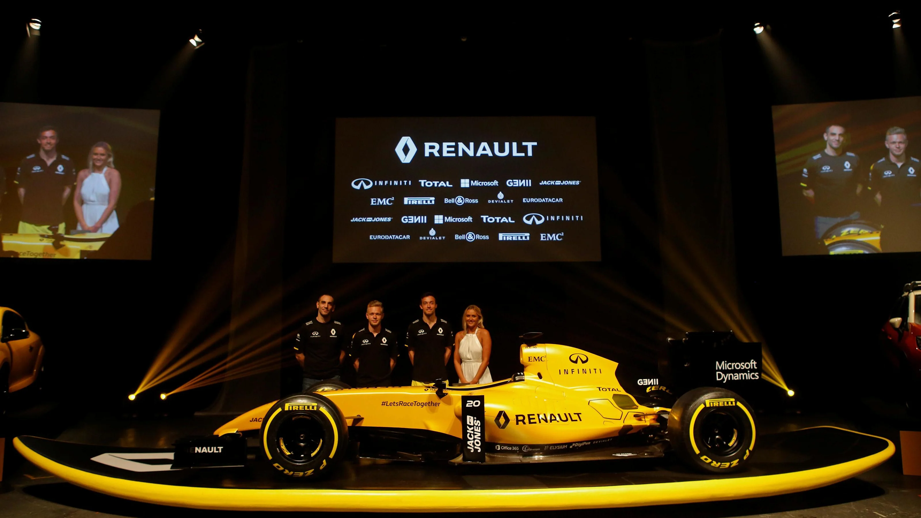 Cyril Abiteboul (FRA) Renault Sport F1 Managing Director, Kevin Magnussen (DEN) Renault Sport F1