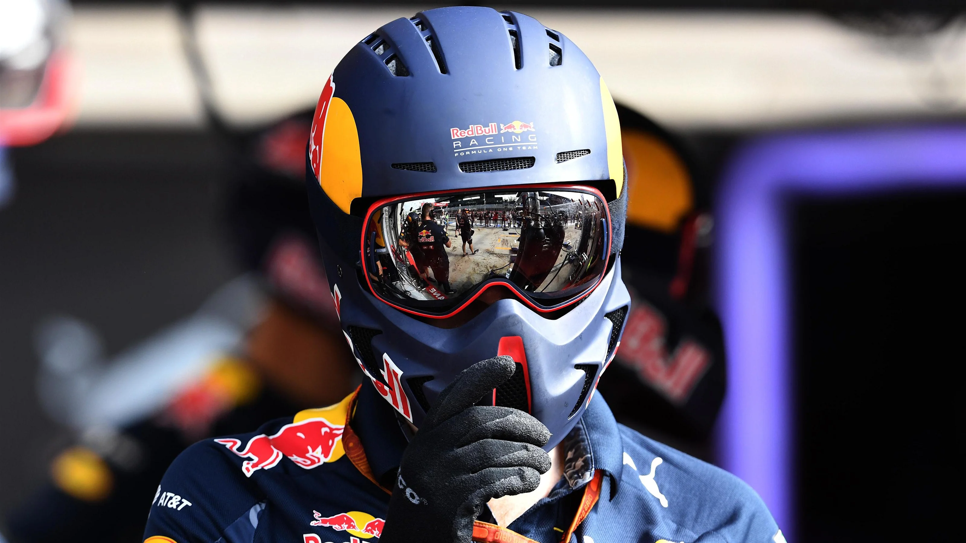 Red Bull Racing mechanic at Formula One World Championship, Rd9, Austrian Grand Prix, Practice,