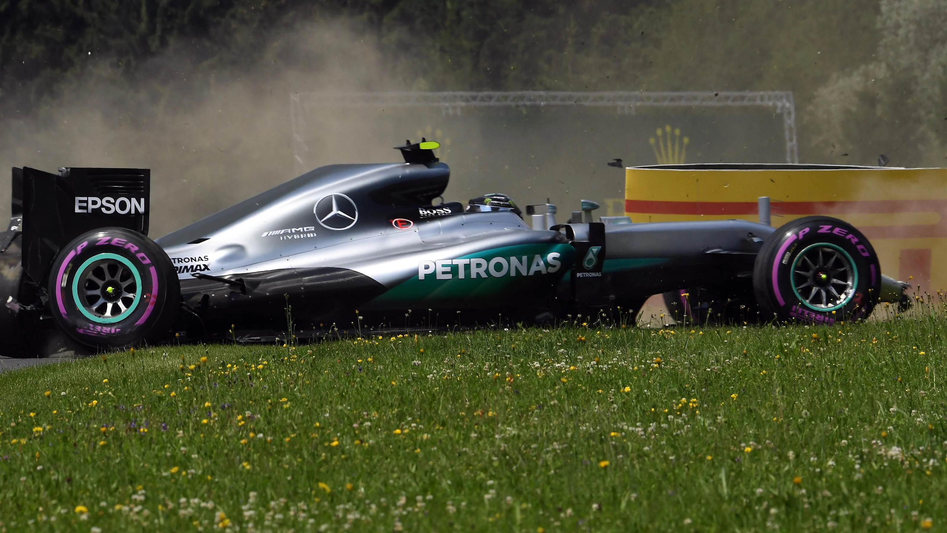 Nico Rosberg (GER) Mercedes-Benz F1 W07 Hybrid crashes in FP3 at Formula One World Championship,