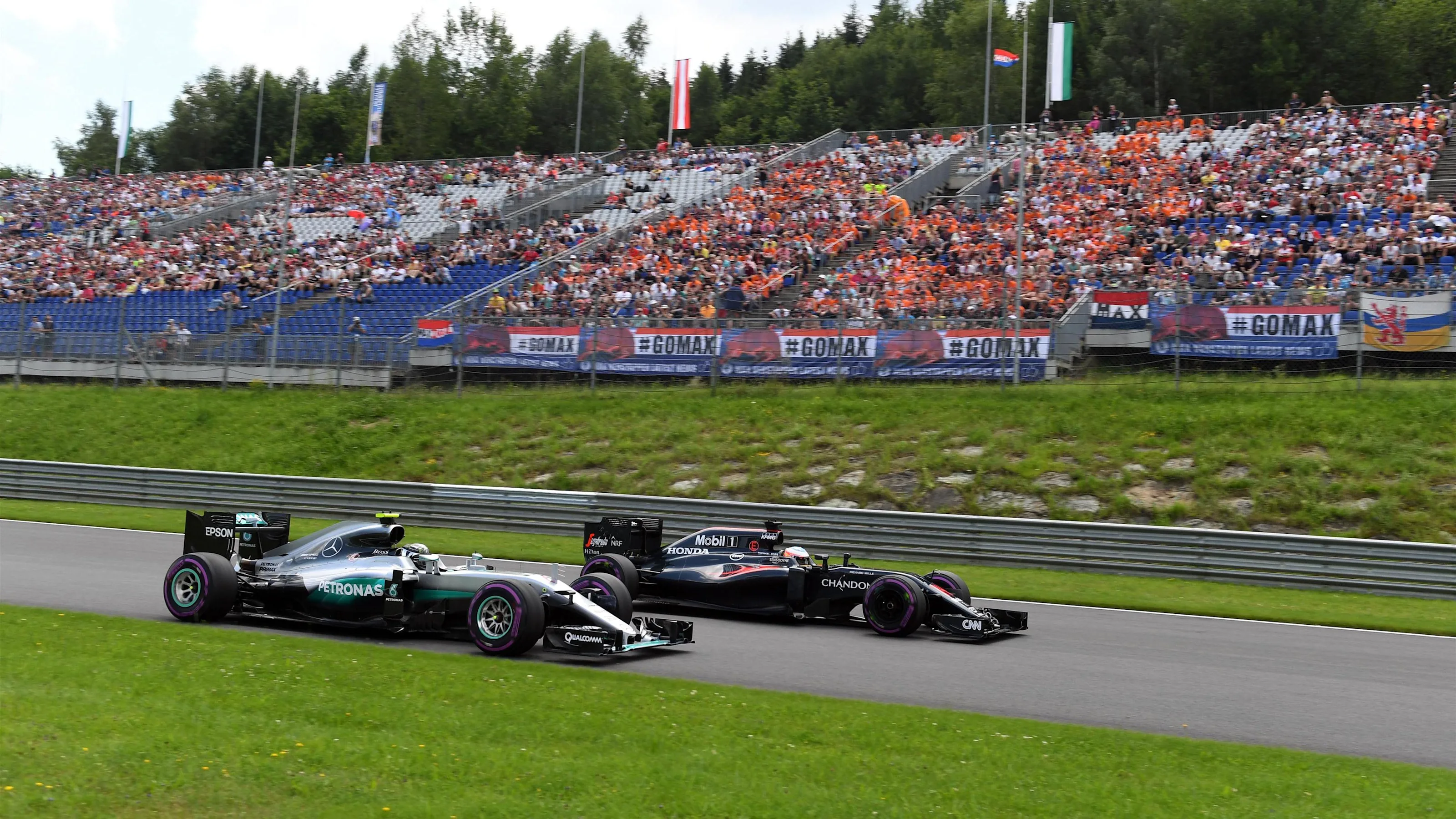 Nico Rosberg (GER) Mercedes-Benz F1 W07 Hybrid and Fernando Alonso (ESP) McLaren MP4-31 at Formula