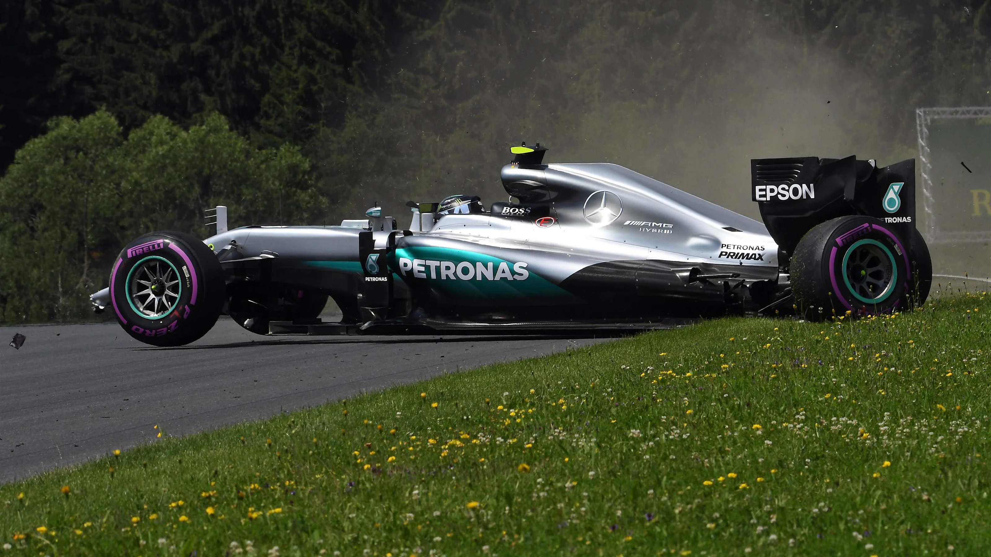 Nico Rosberg (GER) Mercedes-Benz F1 W07 Hybrid crashes in FP3 at Formula One World Championship,