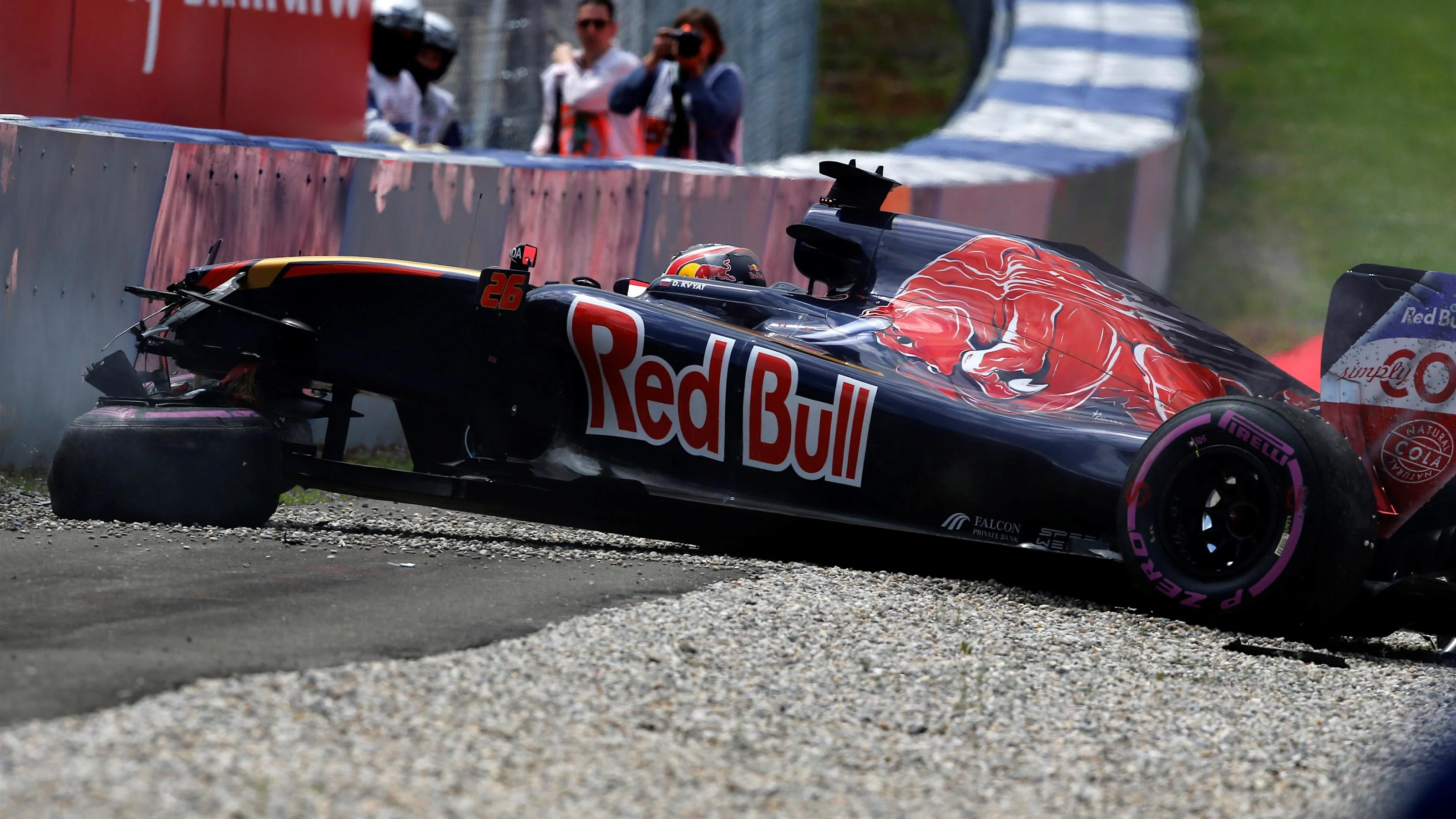 Daniil Kvyat (RUS) Scuderia Toro Rosso STR11 crashes in Q1 at Formula One World Championship, Rd9,
