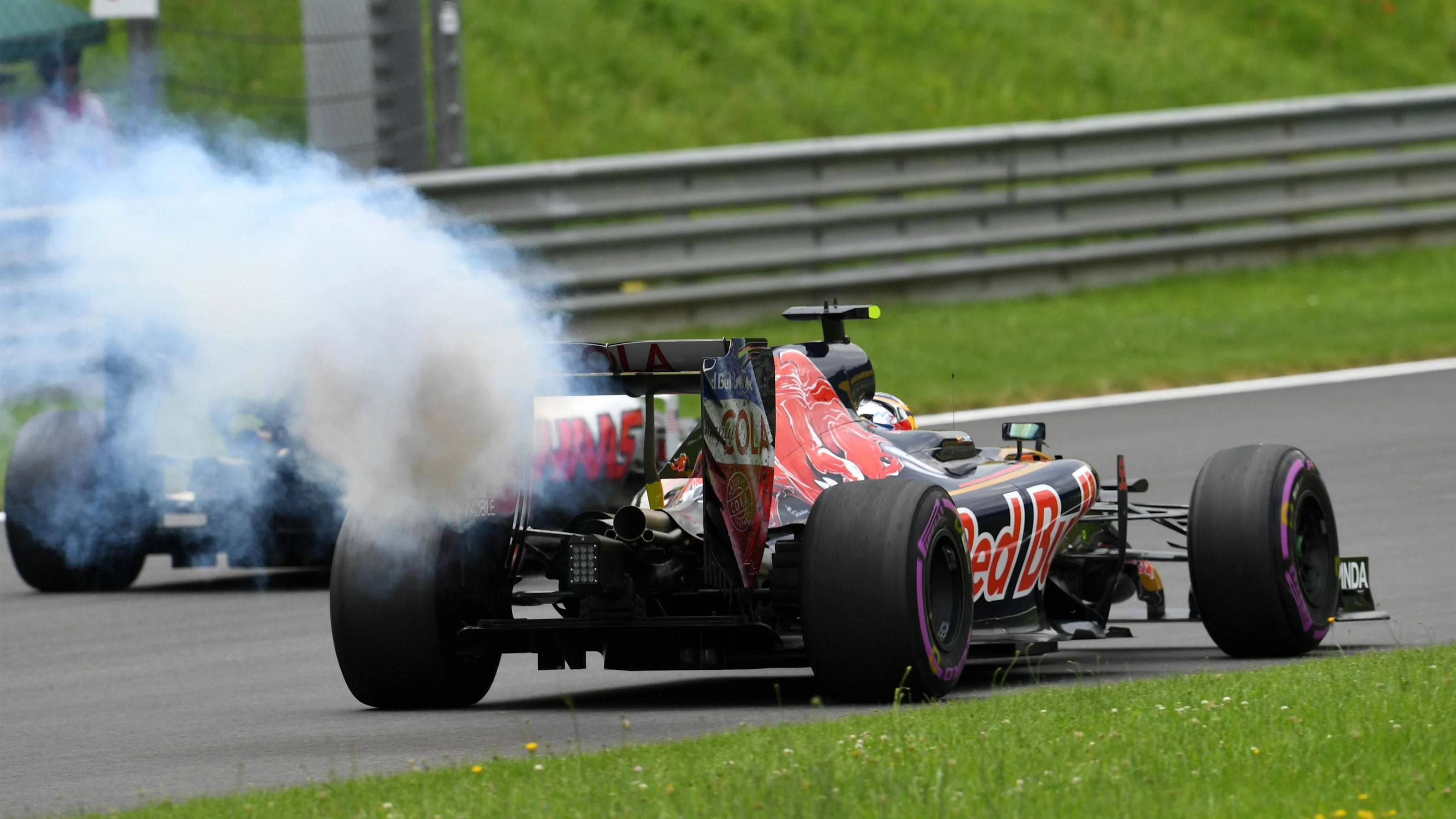 Carlos Sainz jr (ESP) Scuderia Toro Rosso STR11 with a failure in Q1 at Formula One World