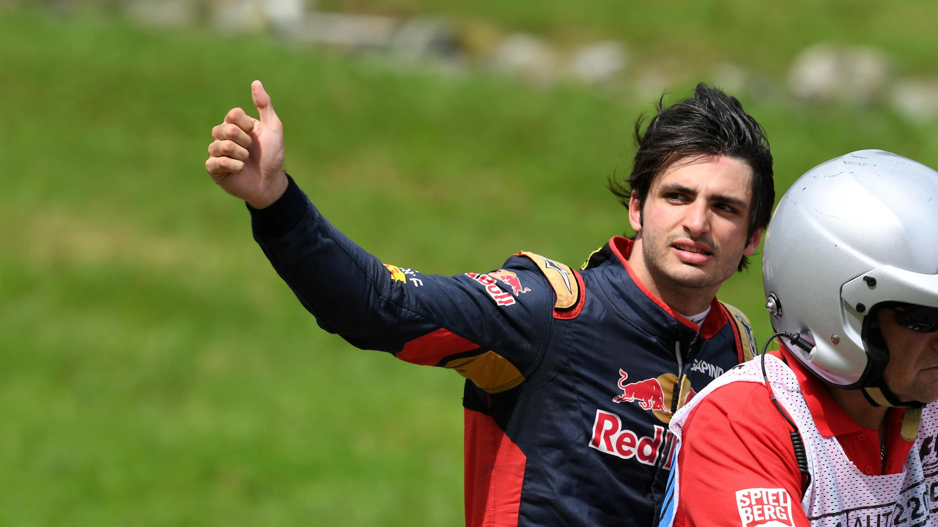Carlos Sainz jr (ESP) Scuderia Toro Rosso is recovered by a scooter after stopping on track in FP1