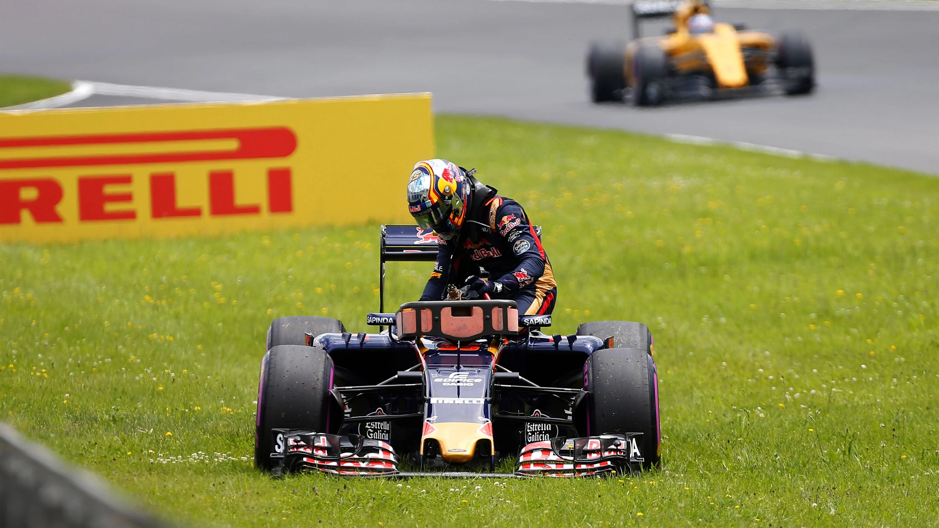 Carlos Sainz jr (ESP) Scuderia Toro Rosso STR11 stops on track with a failure in Q1 at Formula One