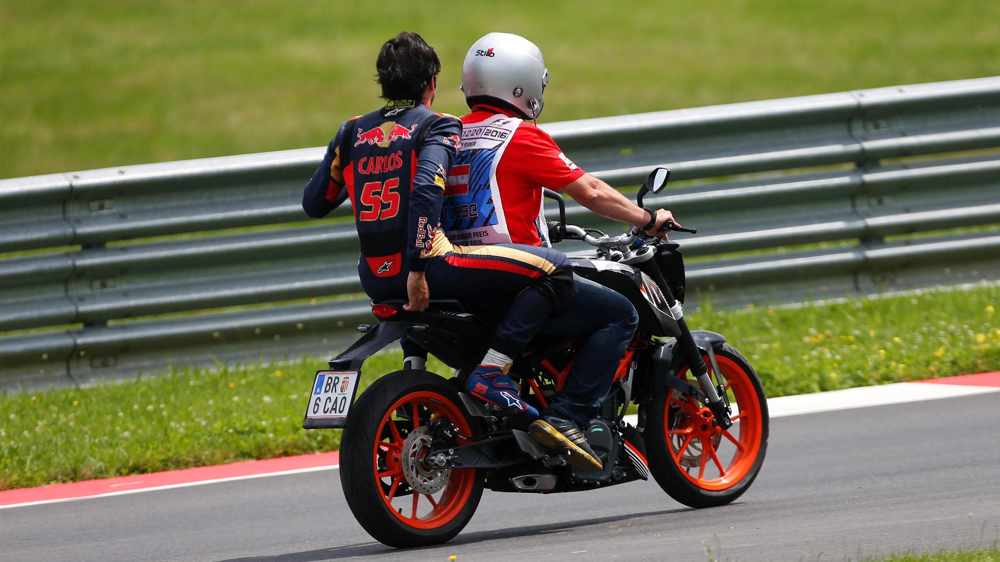 Carlos Sainz jr (ESP) Scuderia Toro Rosso on a scooter having stopped on track in Q1 at Formula One