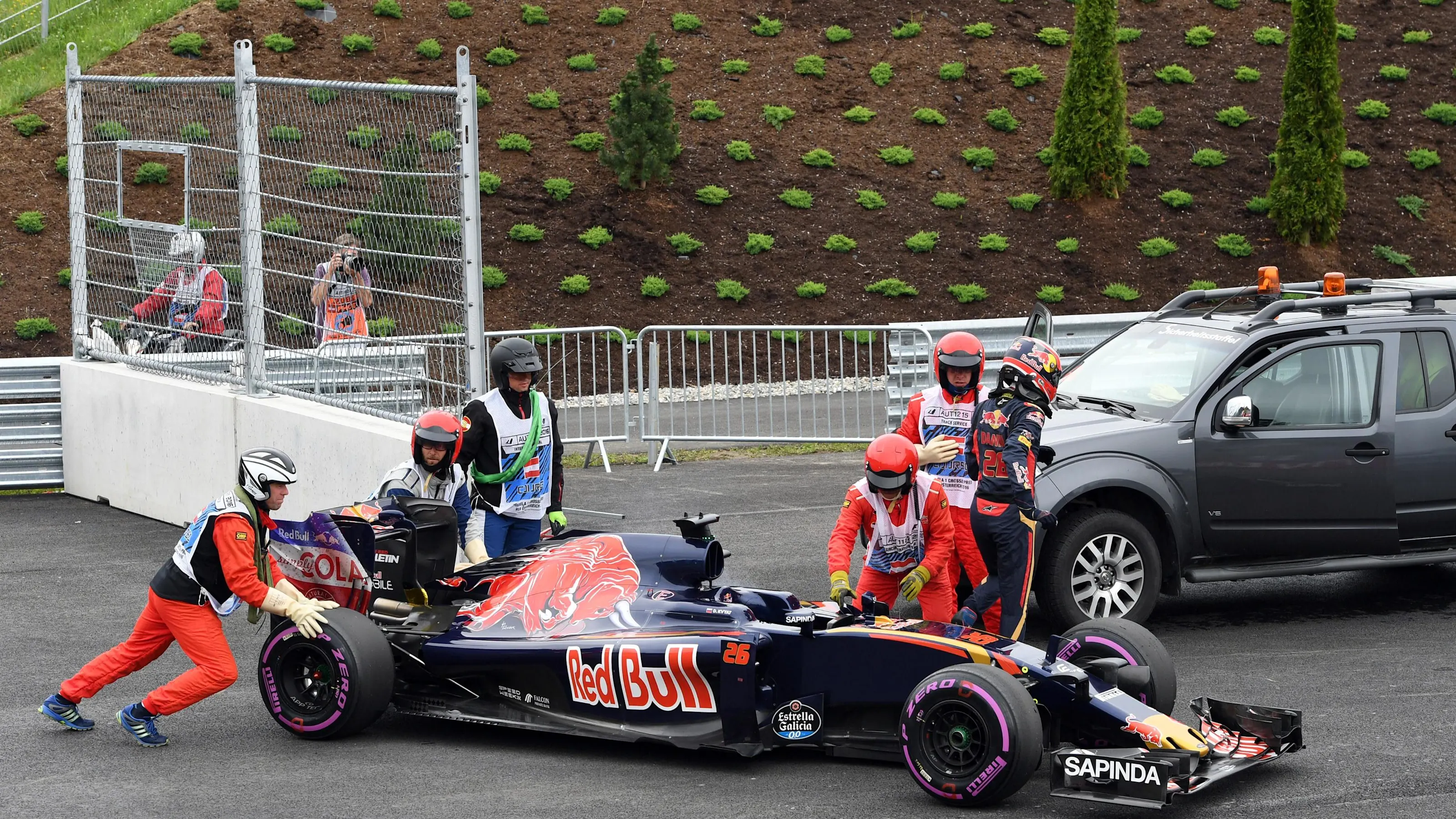 The car of race retiree Daniil Kvyat (RUS) Scuderia Toro Rosso STR11 is recovered by Marshals at