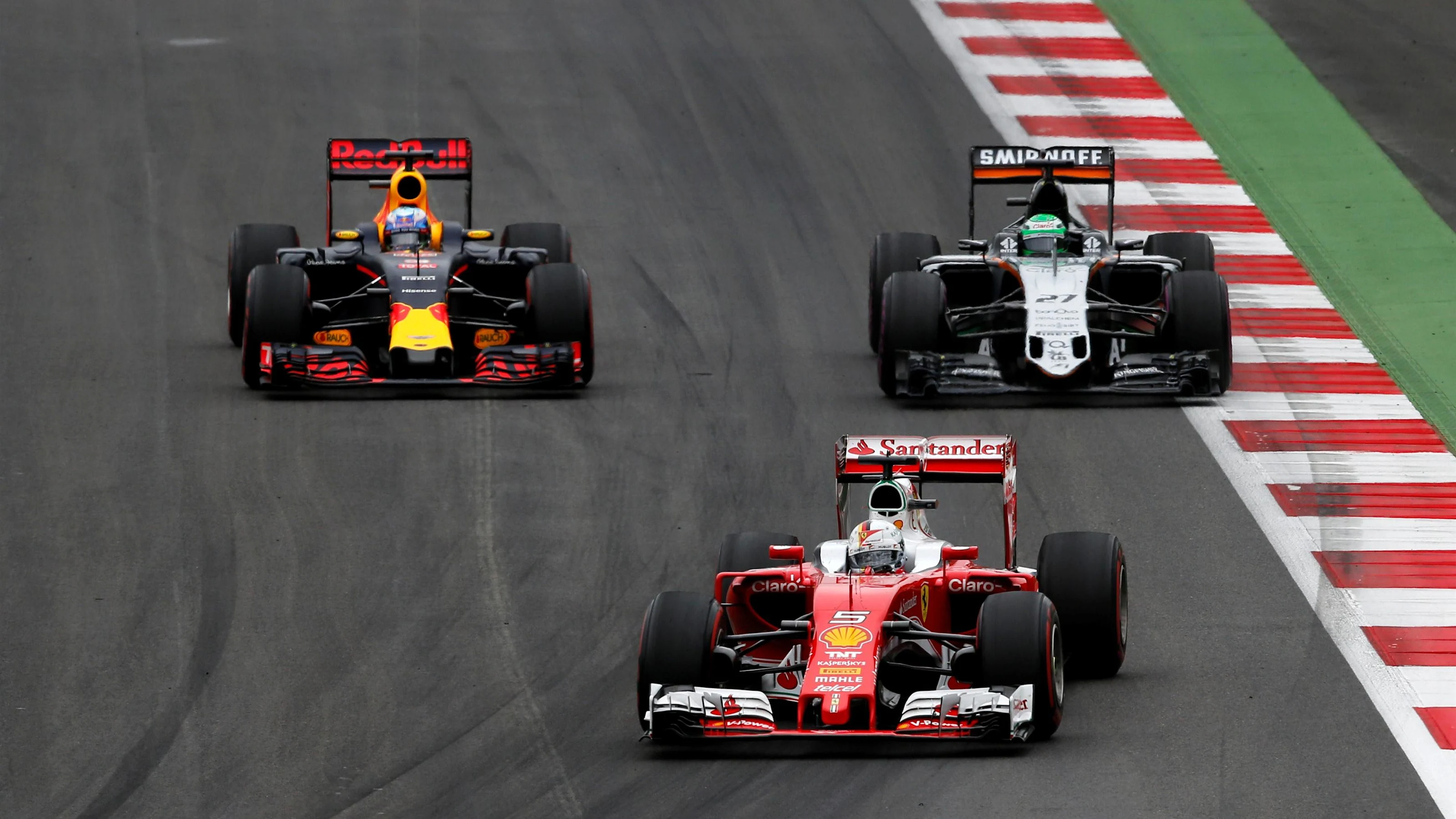 Sebastian Vettel (GER) Ferrari SF16-H leads Daniel Ricciardo (AUS) Red Bull Racing RB12 and Nico
