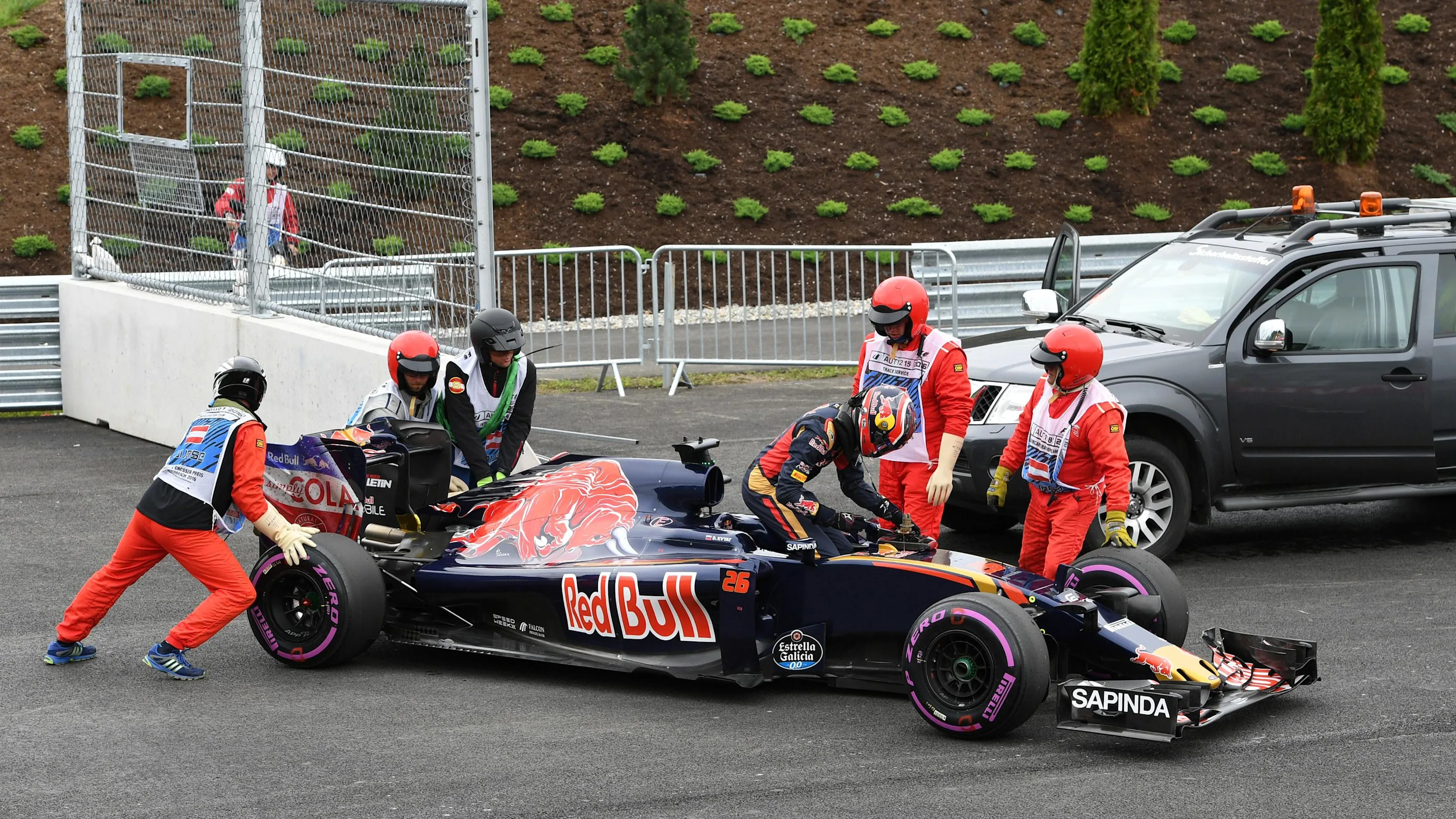 Daniil Kvyat (RUS) Scuderia Toro Rosso STR11 retires from the race at Formula One World