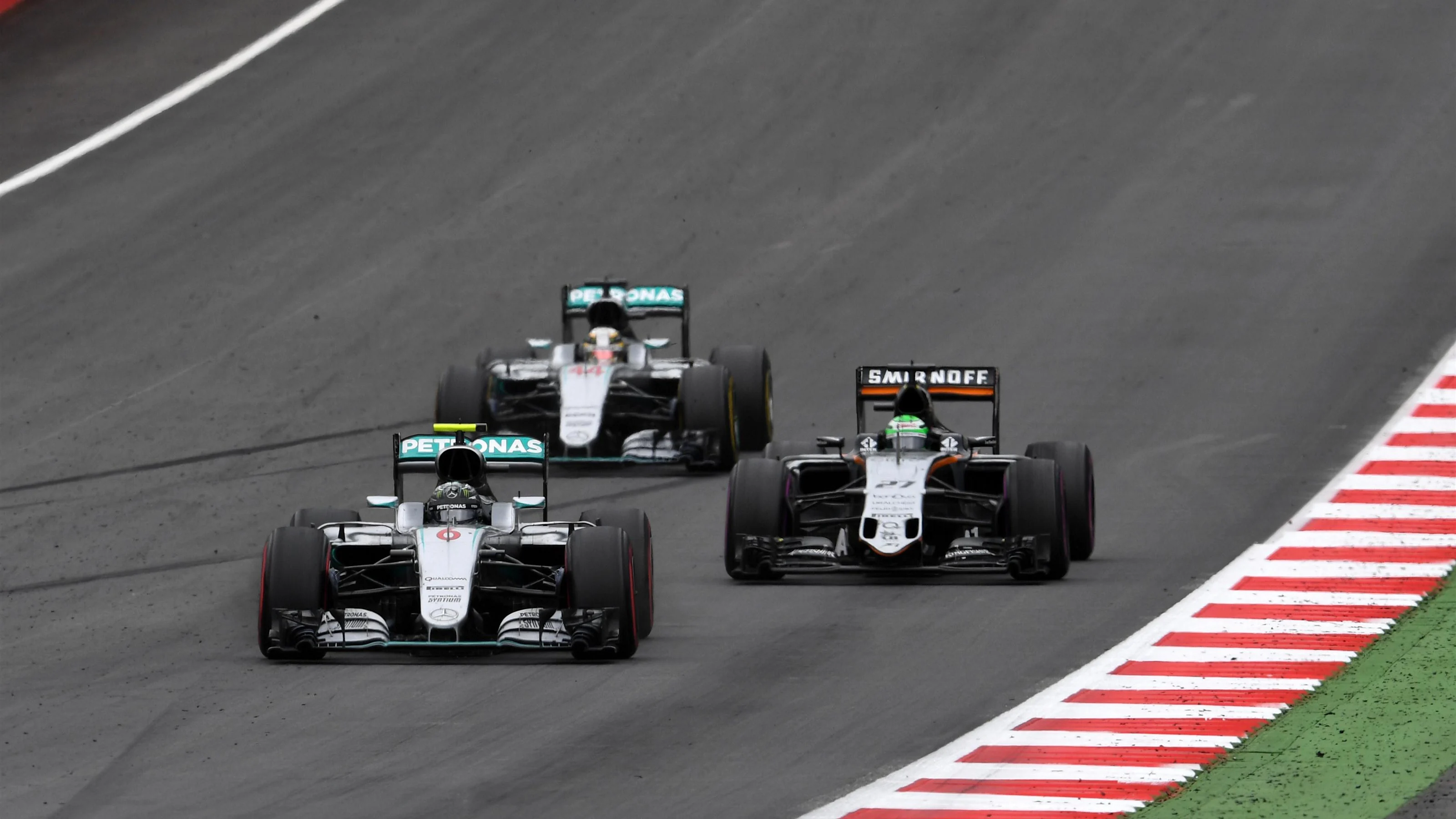 Nico Rosberg (GER) Mercedes-Benz F1 W07 Hybrid leads Nico Hulkenberg (GER) Force India VJM09 and