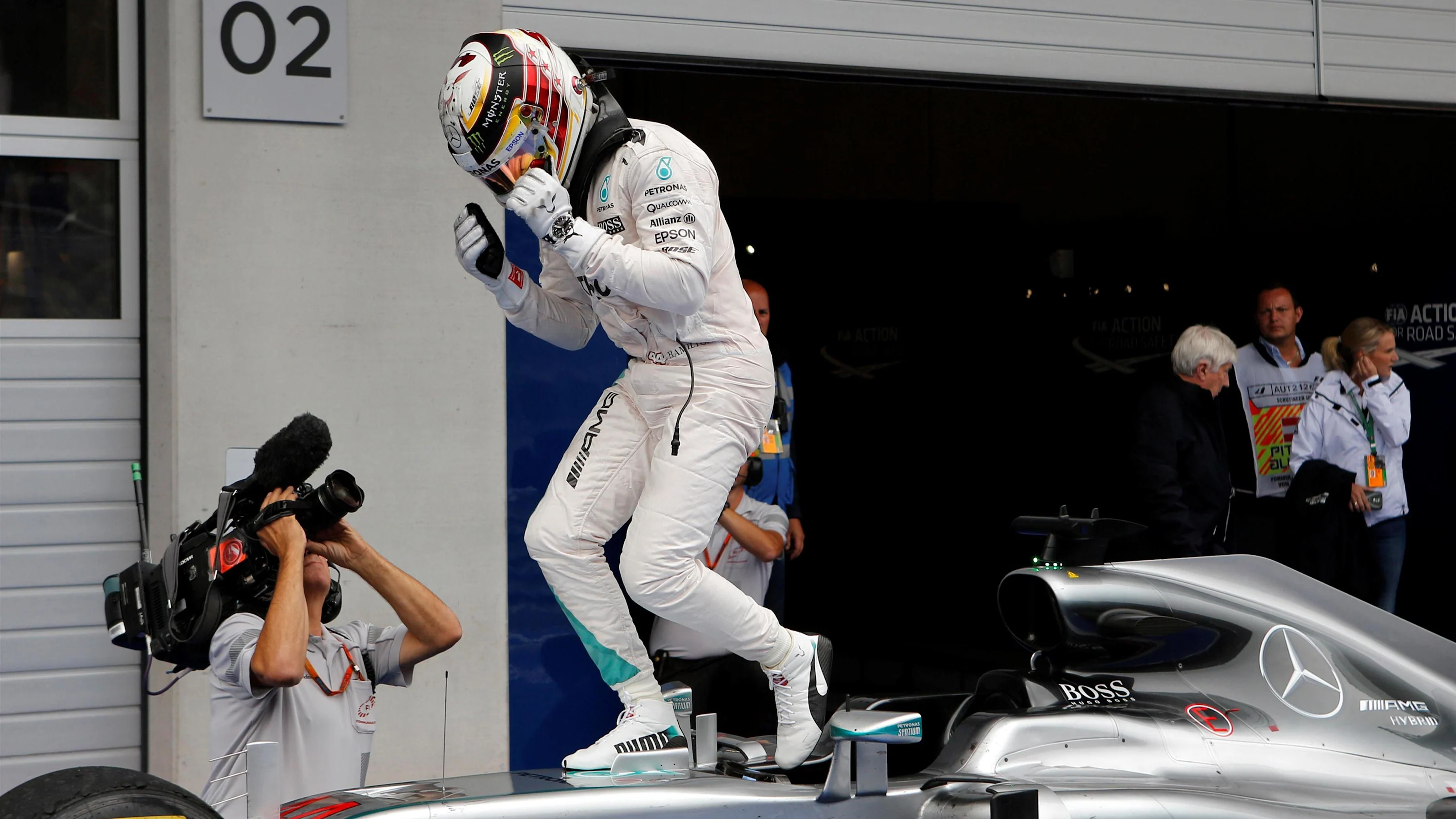 Race winner Lewis Hamilton (GBR) Mercedes-Benz F1 W07 Hybrid celebrates in parc ferme at Formula