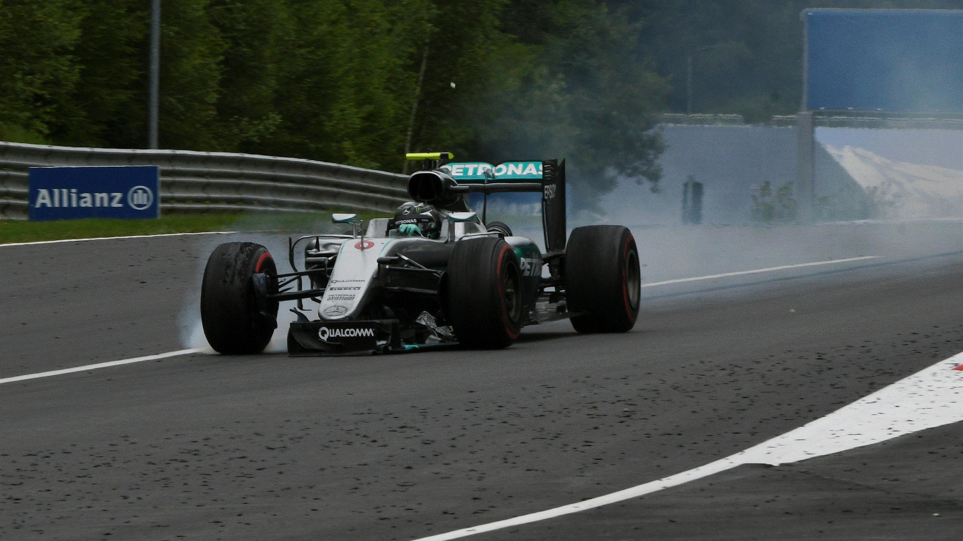 Nico Rosberg (GER) Mercedes-Benz F1 W07 Hybrid with broken front wing on the last lap at Formula