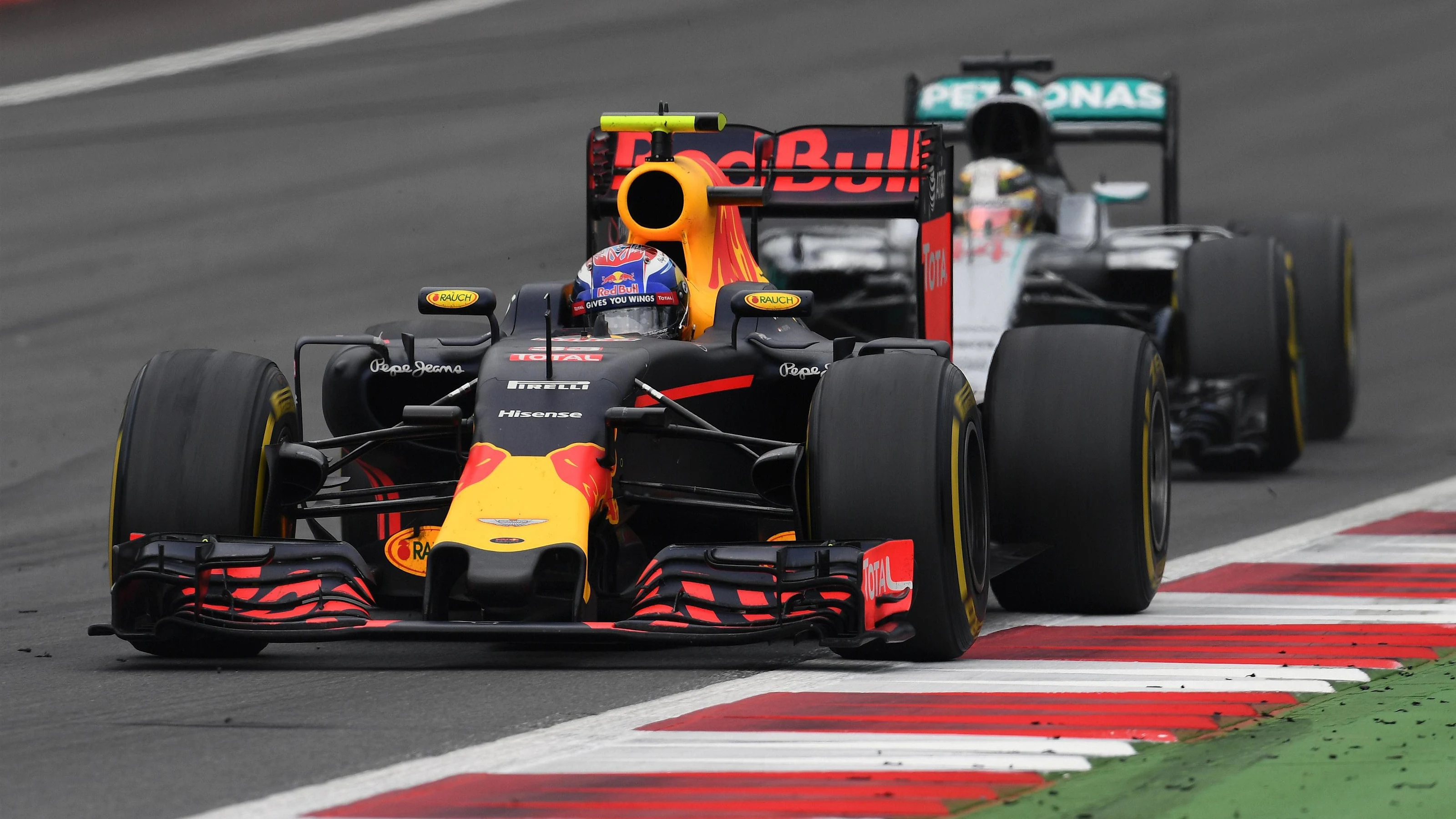 Max Verstappen (NED) Red Bull Racing RB12 leads Lewis Hamilton (GBR) Mercedes-Benz F1 W07 Hybrid at