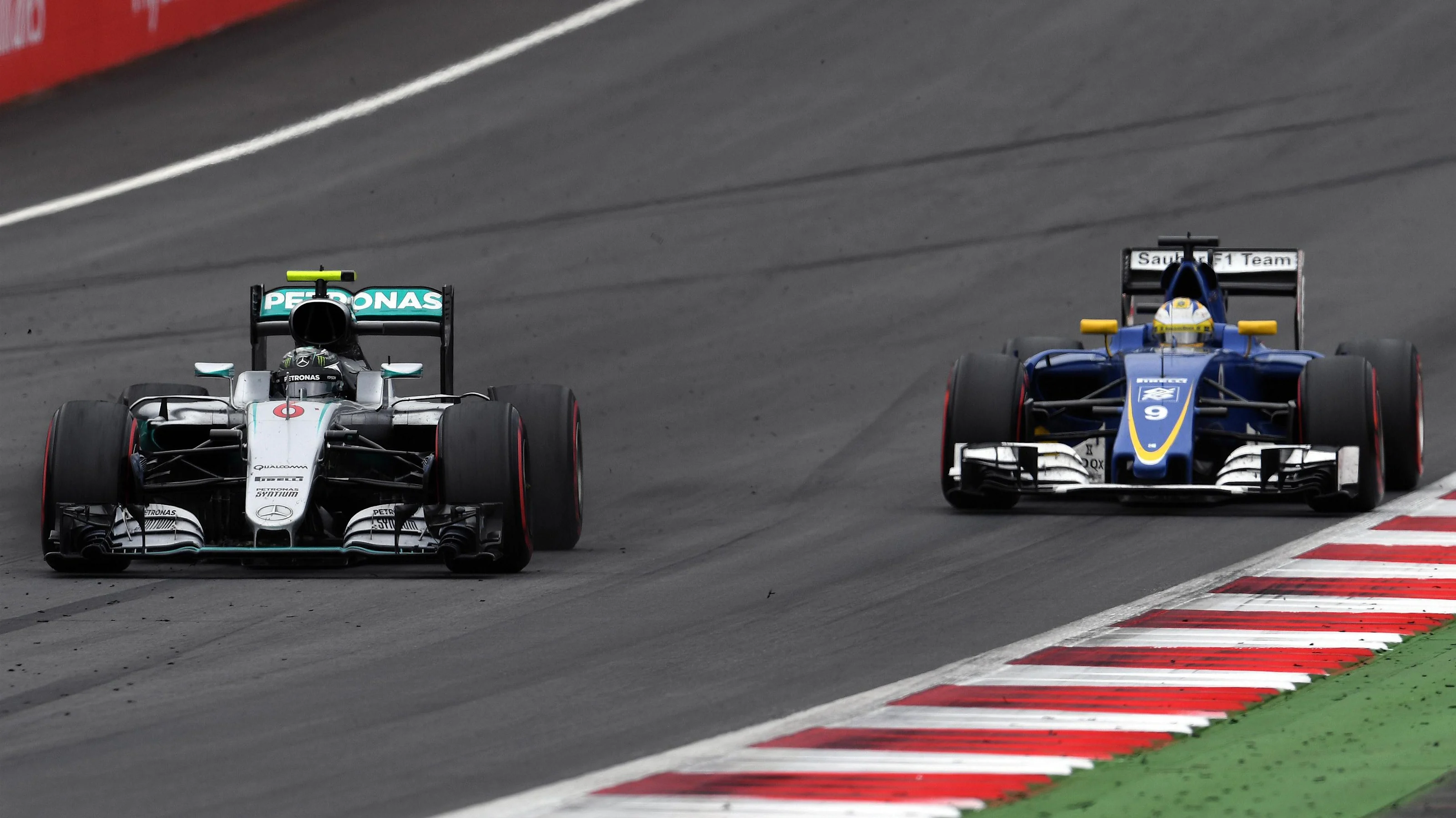 Nico Rosberg (GER) Mercedes-Benz F1 W07 Hybrid and Marcus Ericsson (SWE) Sauber C35 battle at