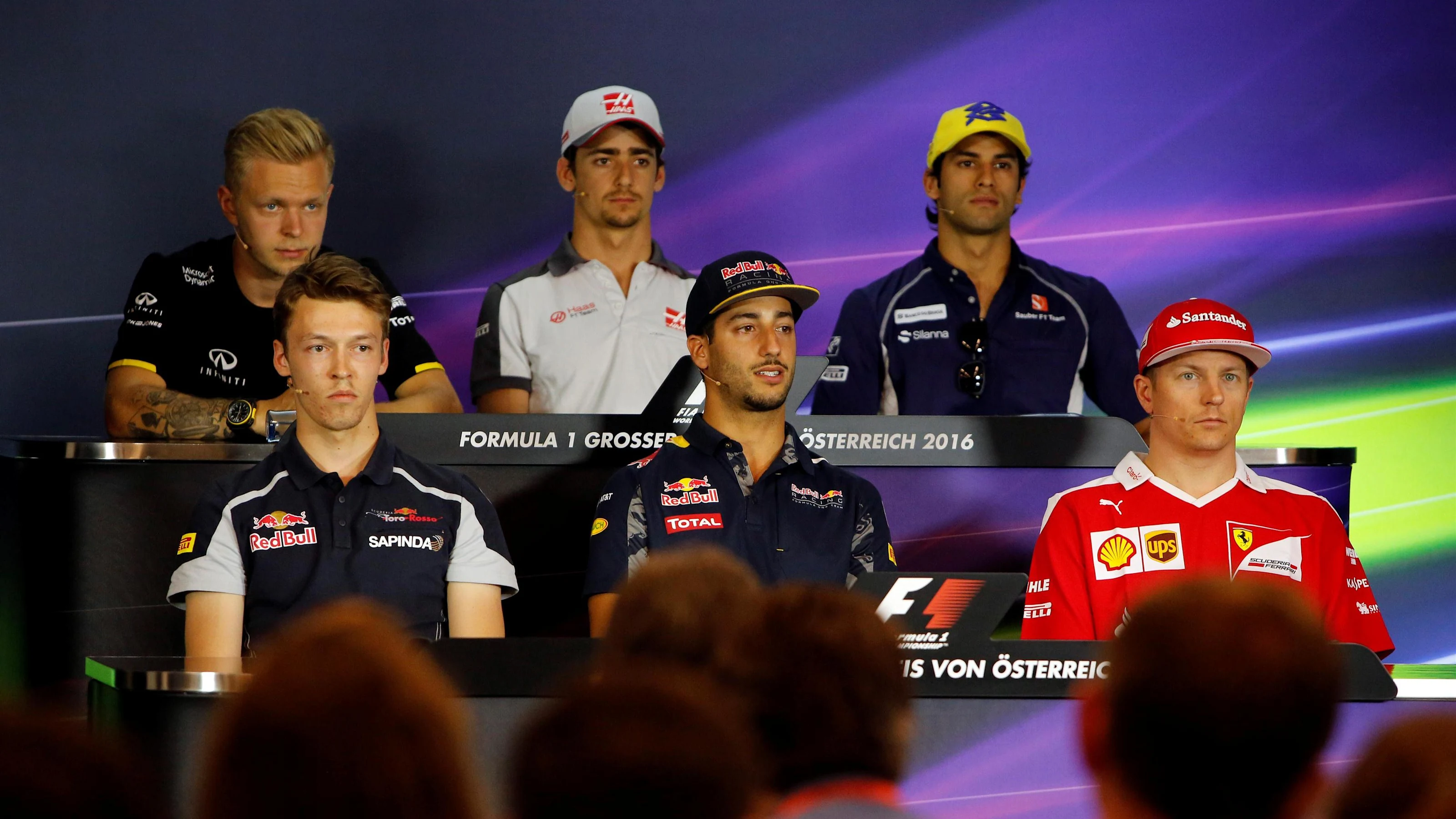 Kevin Magnussen (DEN) Renault Sport F1 Team, Daniil Kvyat (RUS) Scuderia Toro Rosso, Esteban