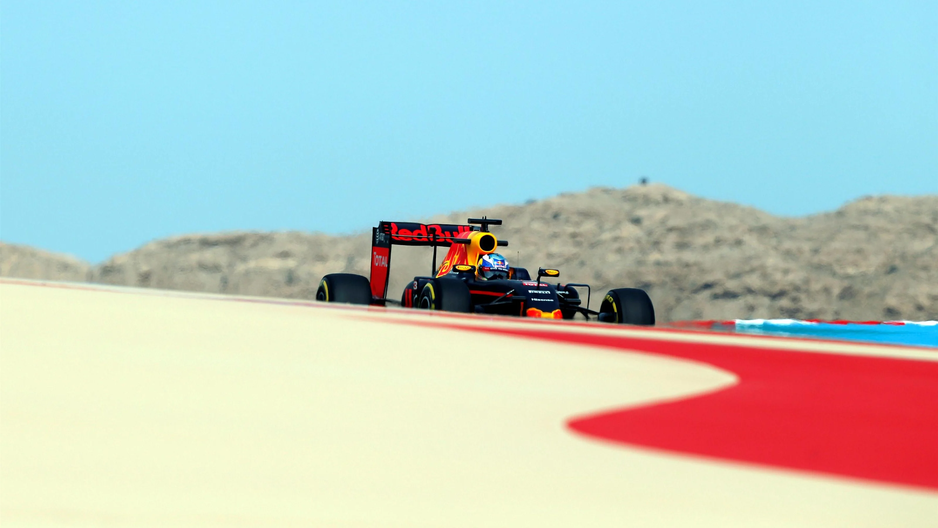 Daniel Ricciardo (AUS) Red Bull Racing RB12 at Formula One World Championship, Rd2, Bahrain Grand