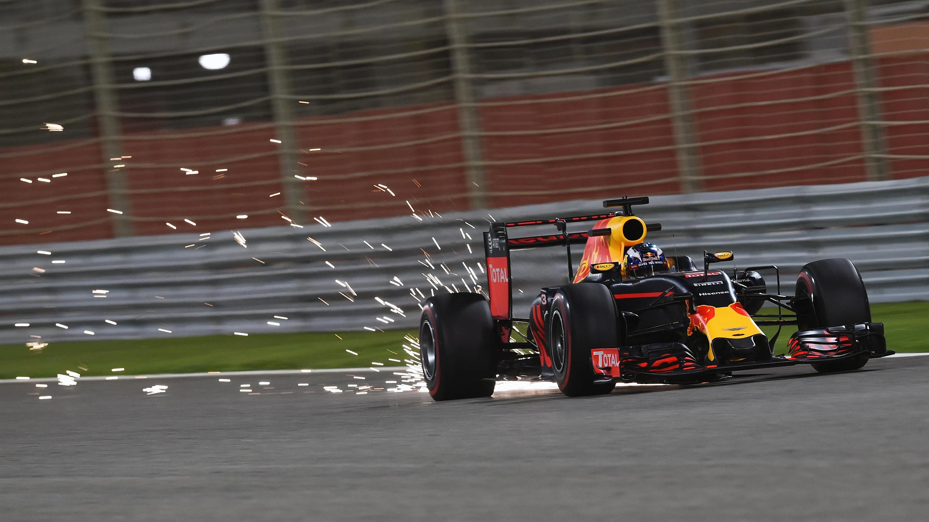 Daniel Ricciardo (AUS) Red Bull Racing RB12 at Formula One World Championship, Rd2, Bahrain Grand