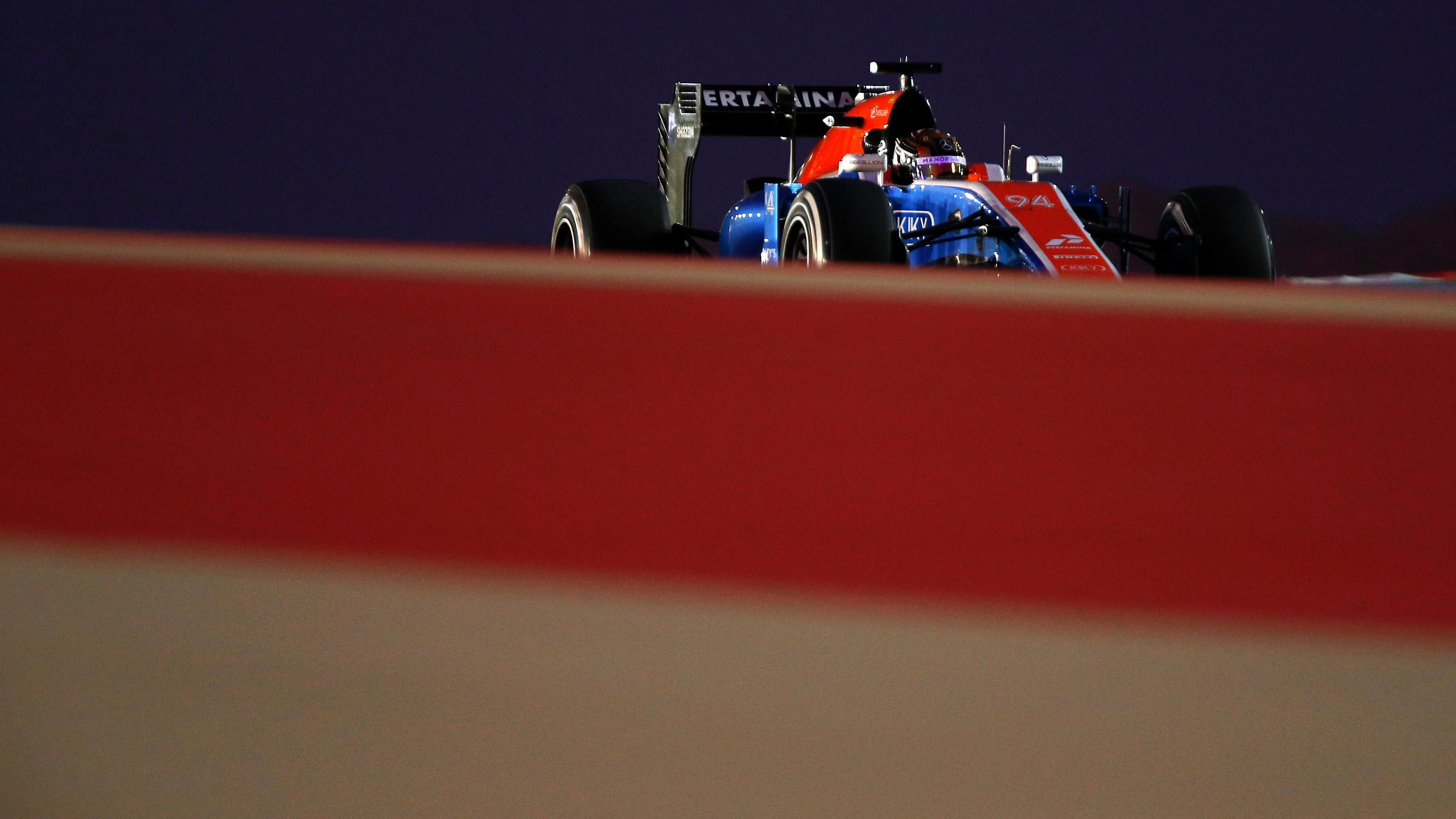 Pascal Wehrlein (GER) Manor Racing MRT05 at Formula One World Championship, Rd2, Bahrain Grand Prix