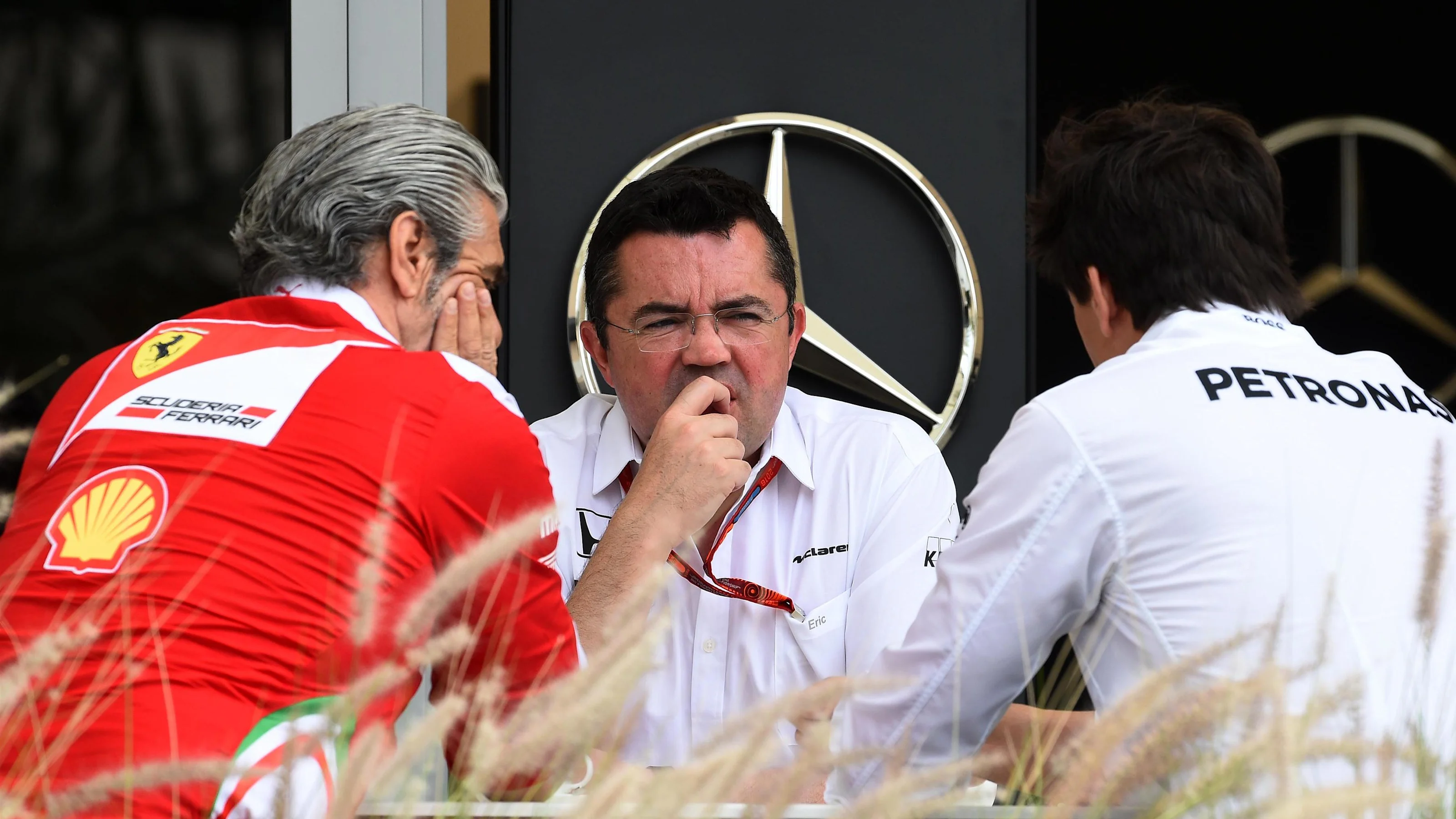 Maurizio Arrivabene (ITA) Ferrari Team Principal, Eric Boullier (FRA) McLaren Racing Director and