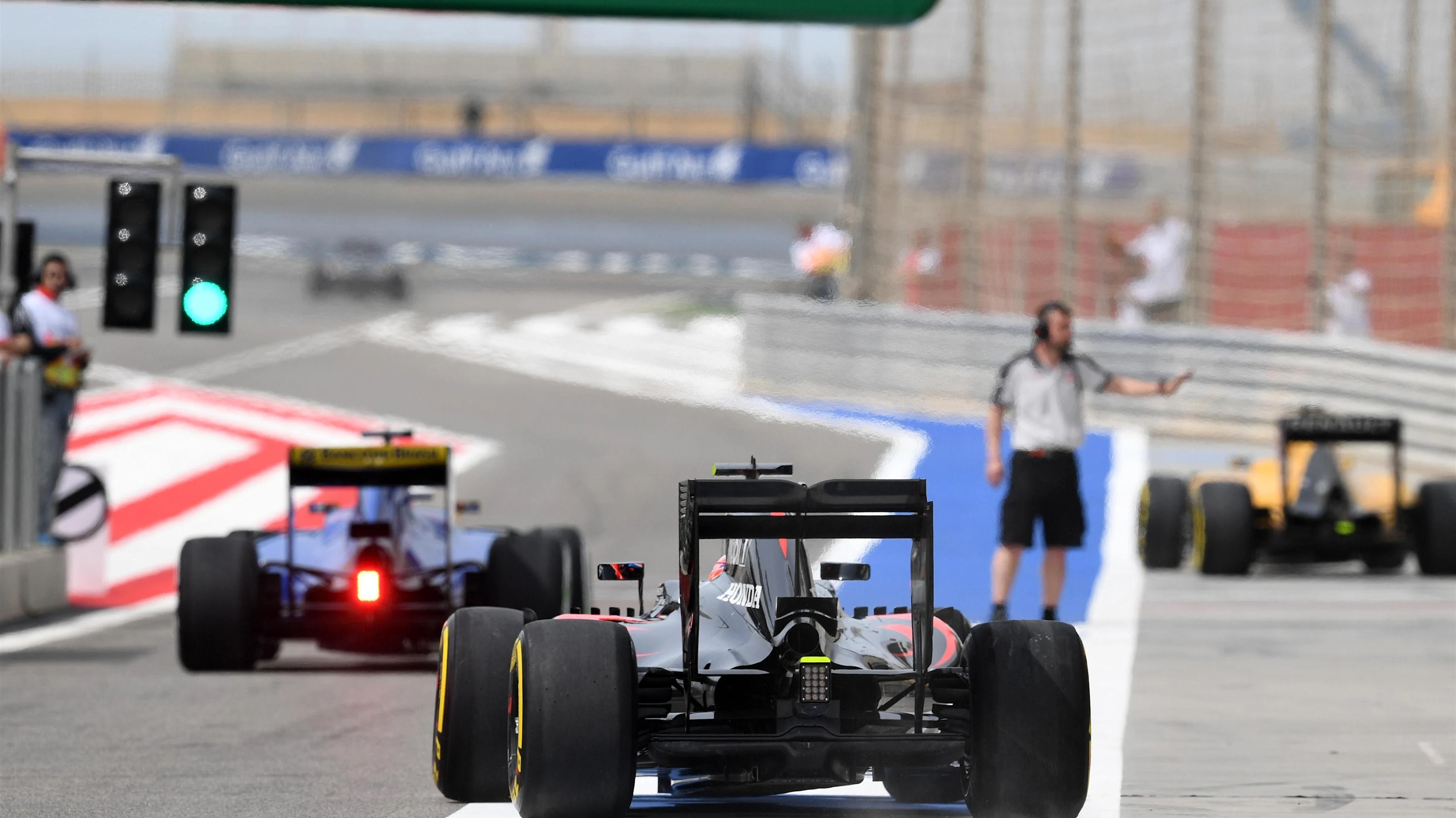 Stoffel Vandoorne (BEL) McLaren MP4-31 at Formula One World Championship, Rd2, Bahrain Grand Prix