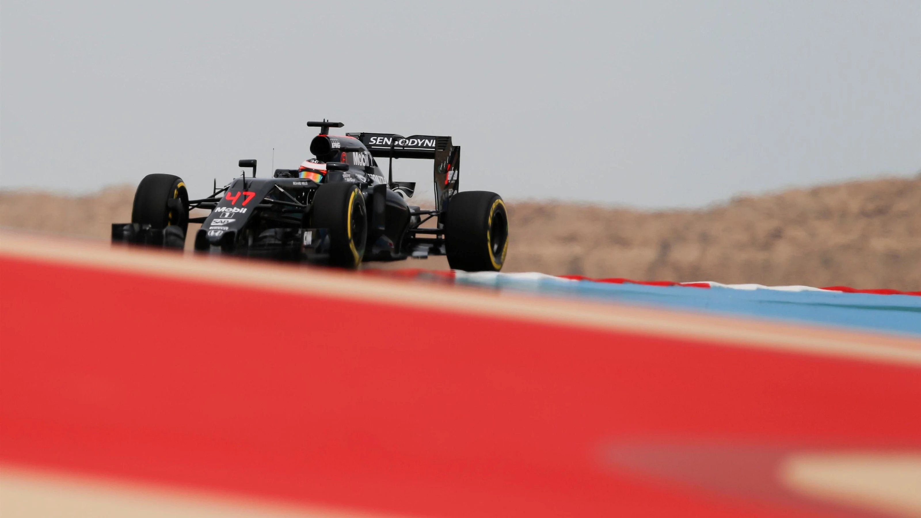 Stoffel Vandoorne (BEL) McLaren MP4-31 at Formula One World Championship, Rd2, Bahrain Grand Prix