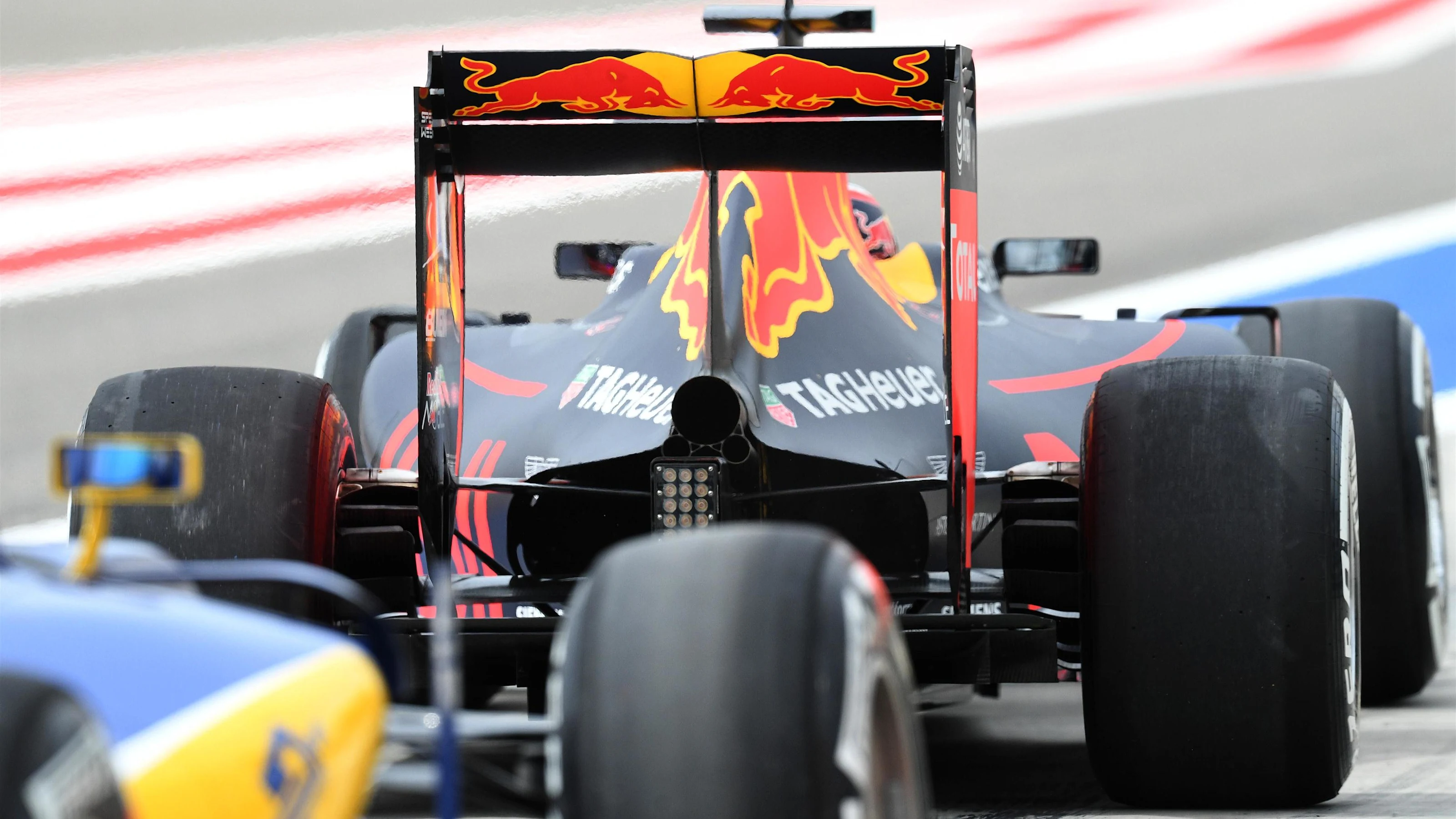 Daniel Ricciardo (AUS) Red Bull Racing RB12 at Formula One World Championship, Rd2, Bahrain Grand