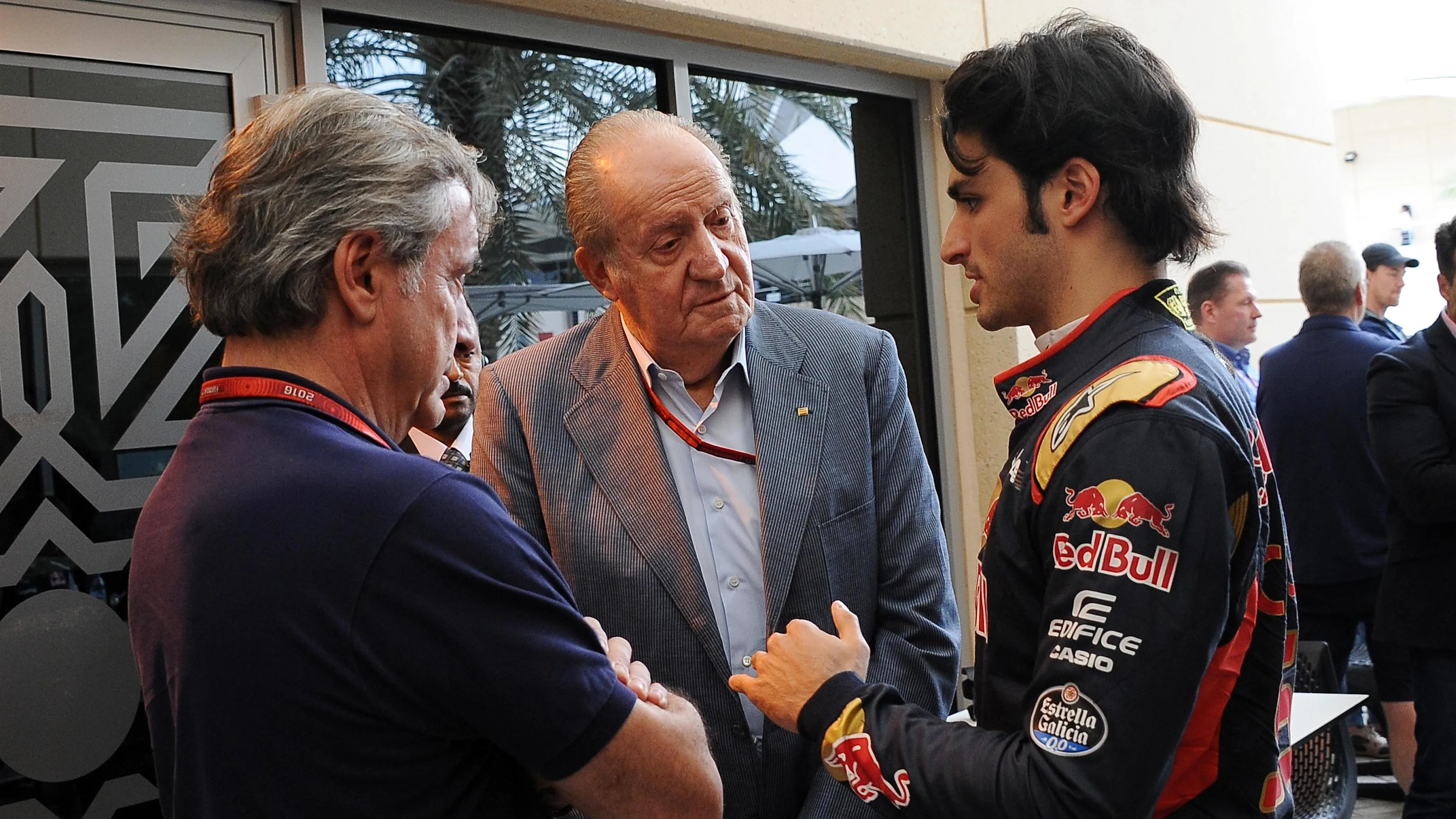 Carlos Sainz jr (ESP) Scuderia Toro Rosso talks with his Father Carlos Sainz (ESP) and Juan Carlos