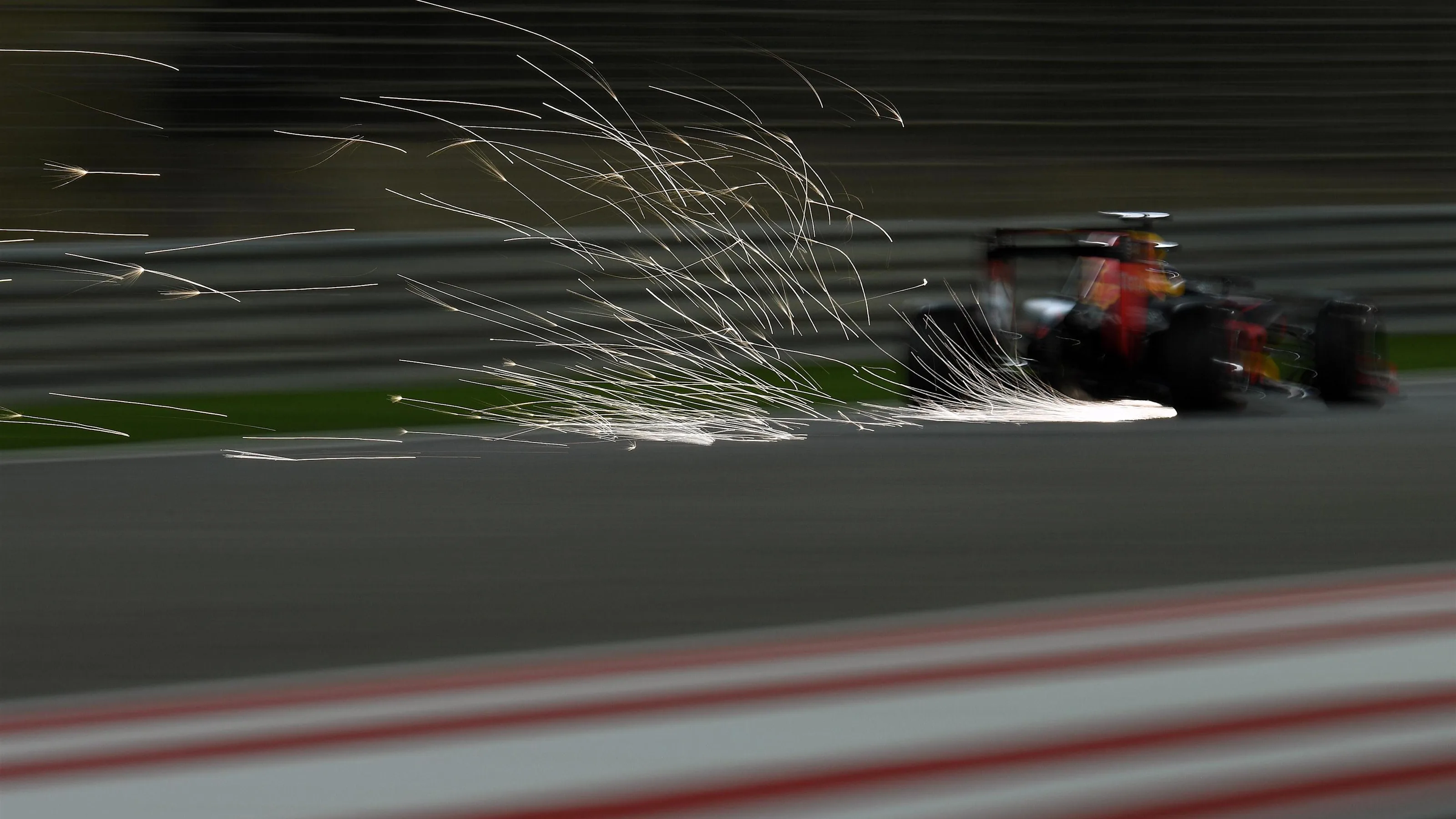Daniel Ricciardo (AUS) Red Bull Racing RB12 at Formula One World Championship, Rd2, Bahrain Grand