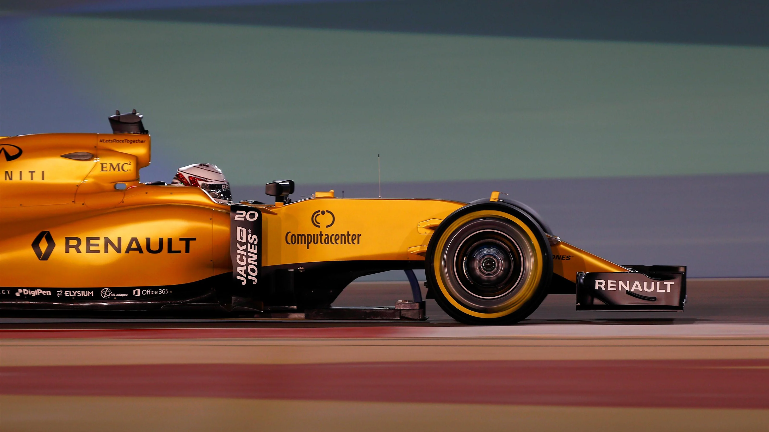 Kevin Magnussen (DEN) Renault Sport F1 Team RS16 at Formula One World Championship, Rd2, Bahrain