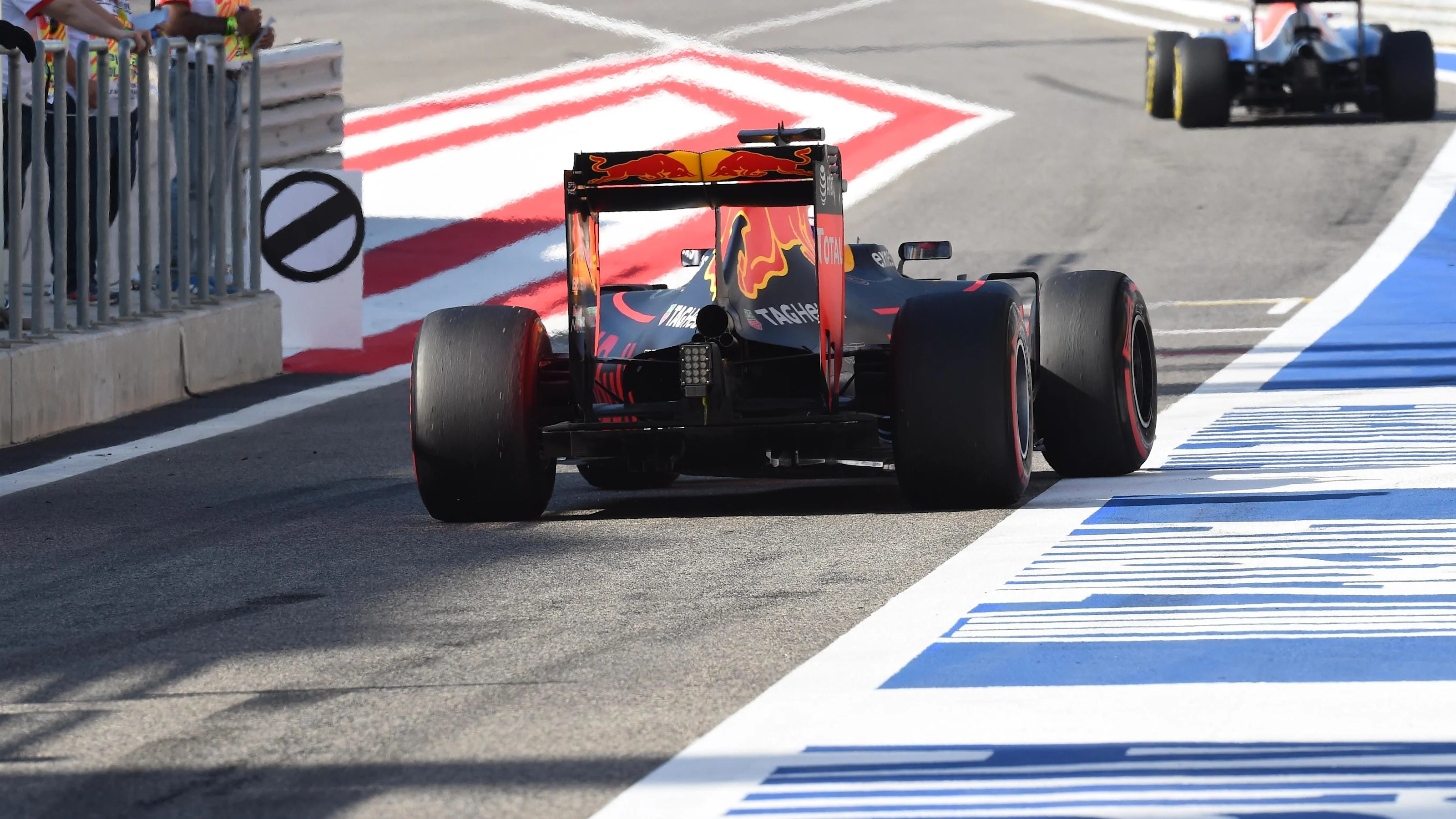 Daniel Ricciardo (AUS) Red Bull Racing RB12 at Formula One World Championship, Rd2, Bahrain Grand