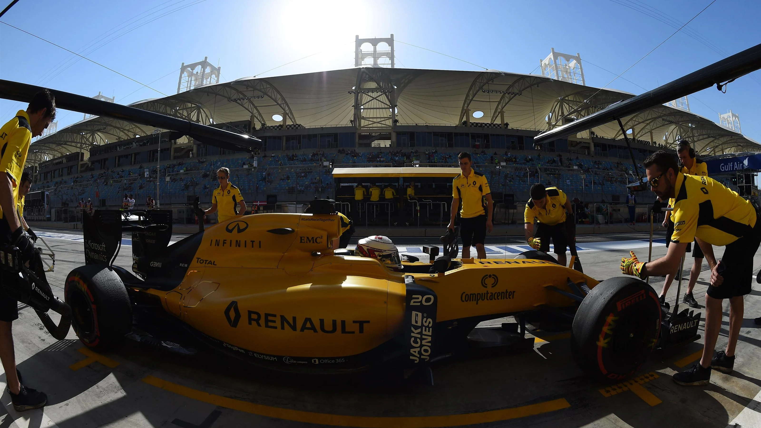 Kevin Magnussen (DEN) Renault Sport F1 Team RS16 at Formula One World Championship, Rd2, Bahrain