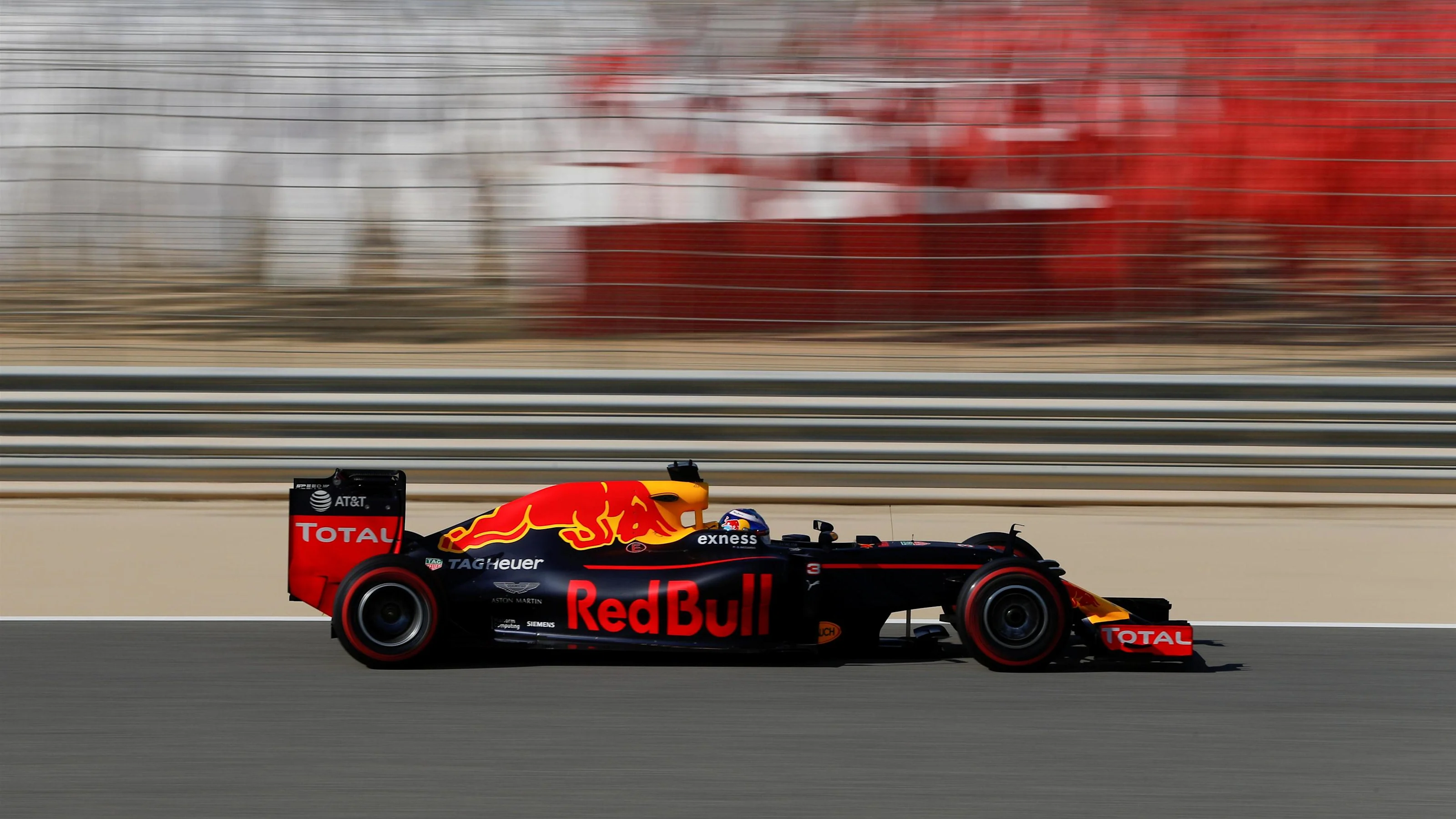 Daniel Ricciardo (AUS) Red Bull Racing RB12 at Formula One World Championship, Rd2, Bahrain Grand