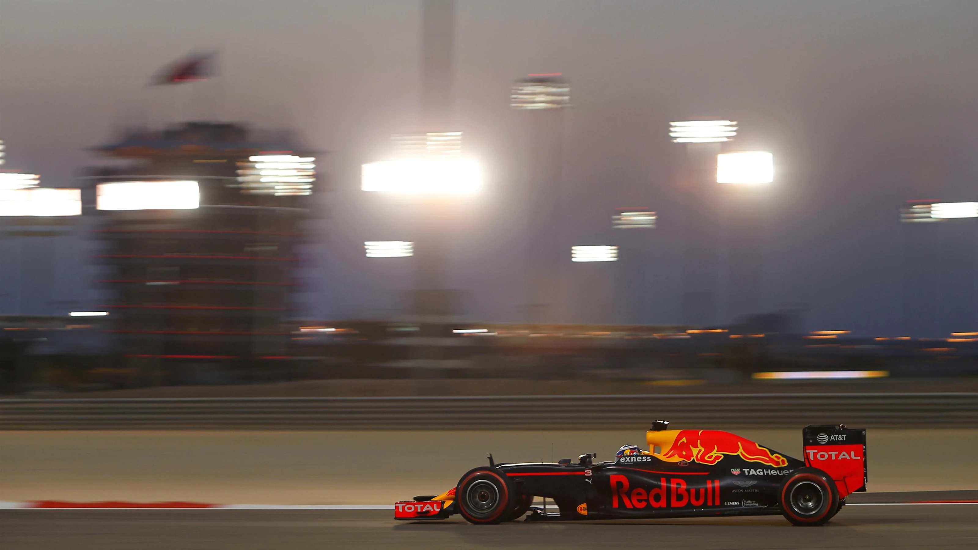 Daniel Ricciardo (AUS) Red Bull Racing RB12 at Formula One World Championship, Rd2, Bahrain Grand