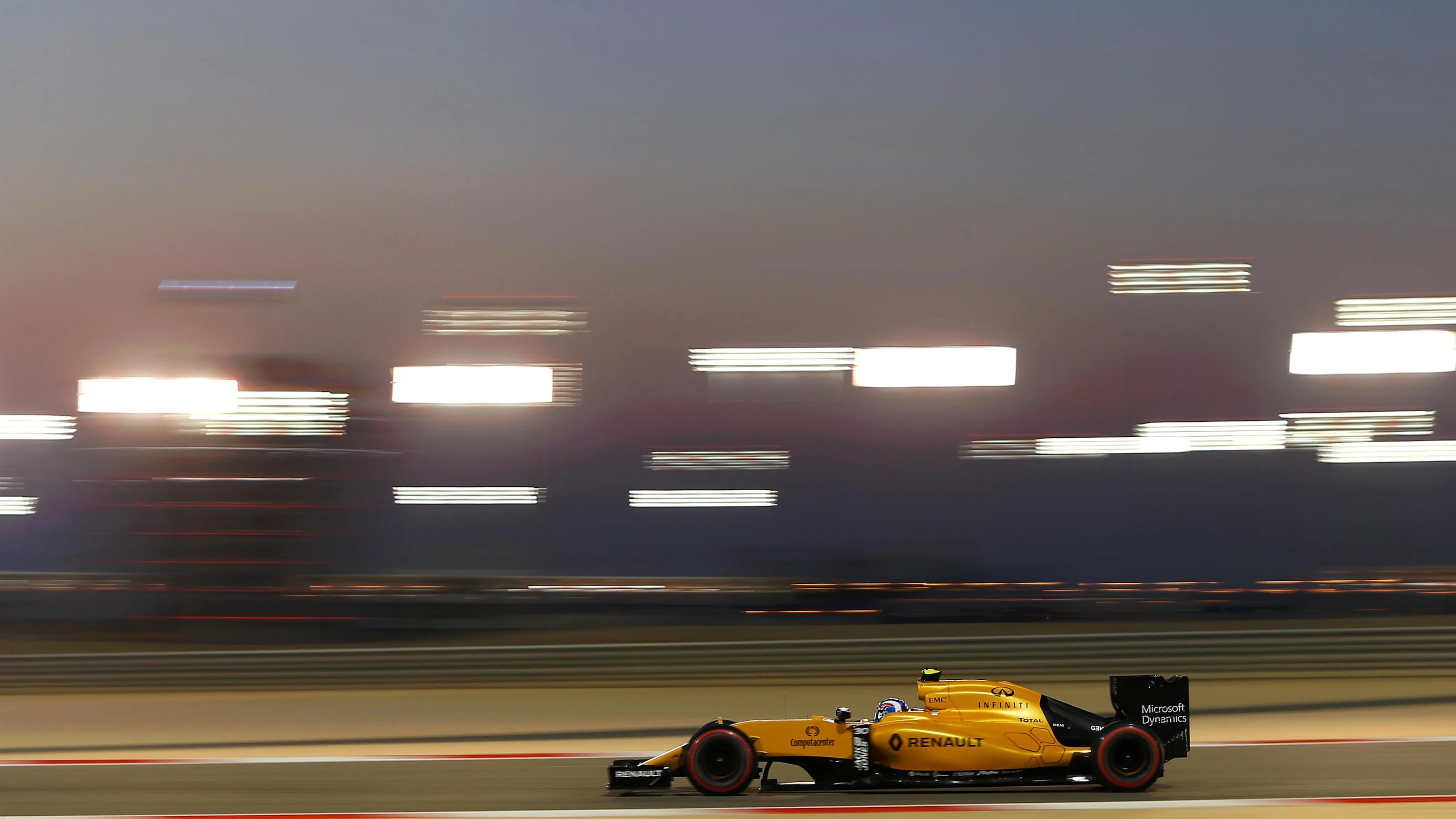 Jolyon Palmer (GBR) Renault Sport F1 Team RS16 at Formula One World Championship, Rd2, Bahrain