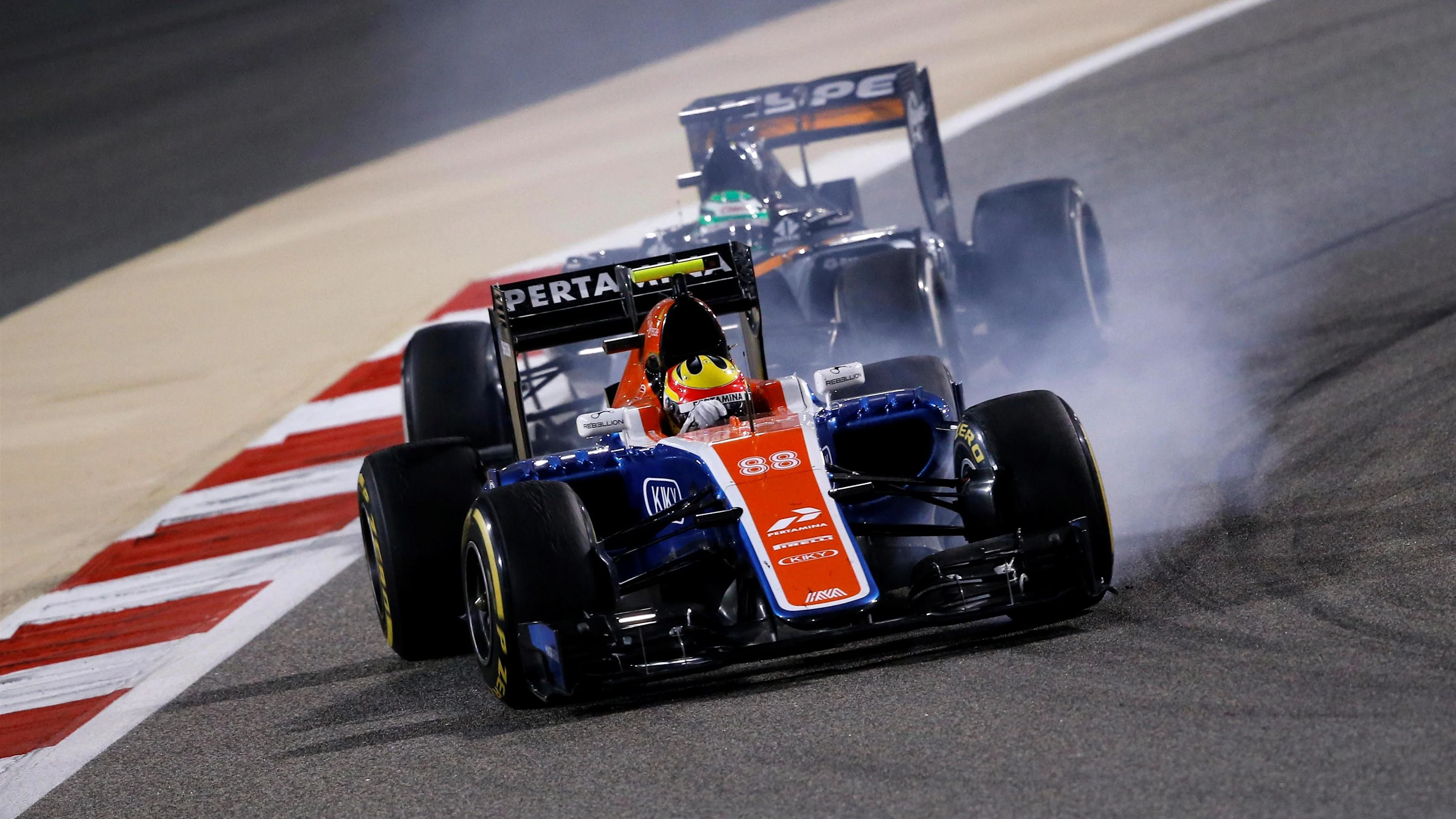Rio Haryanto (IDN) Manor Racing MRT05 locks up at Formula One World Championship, Rd2, Bahrain