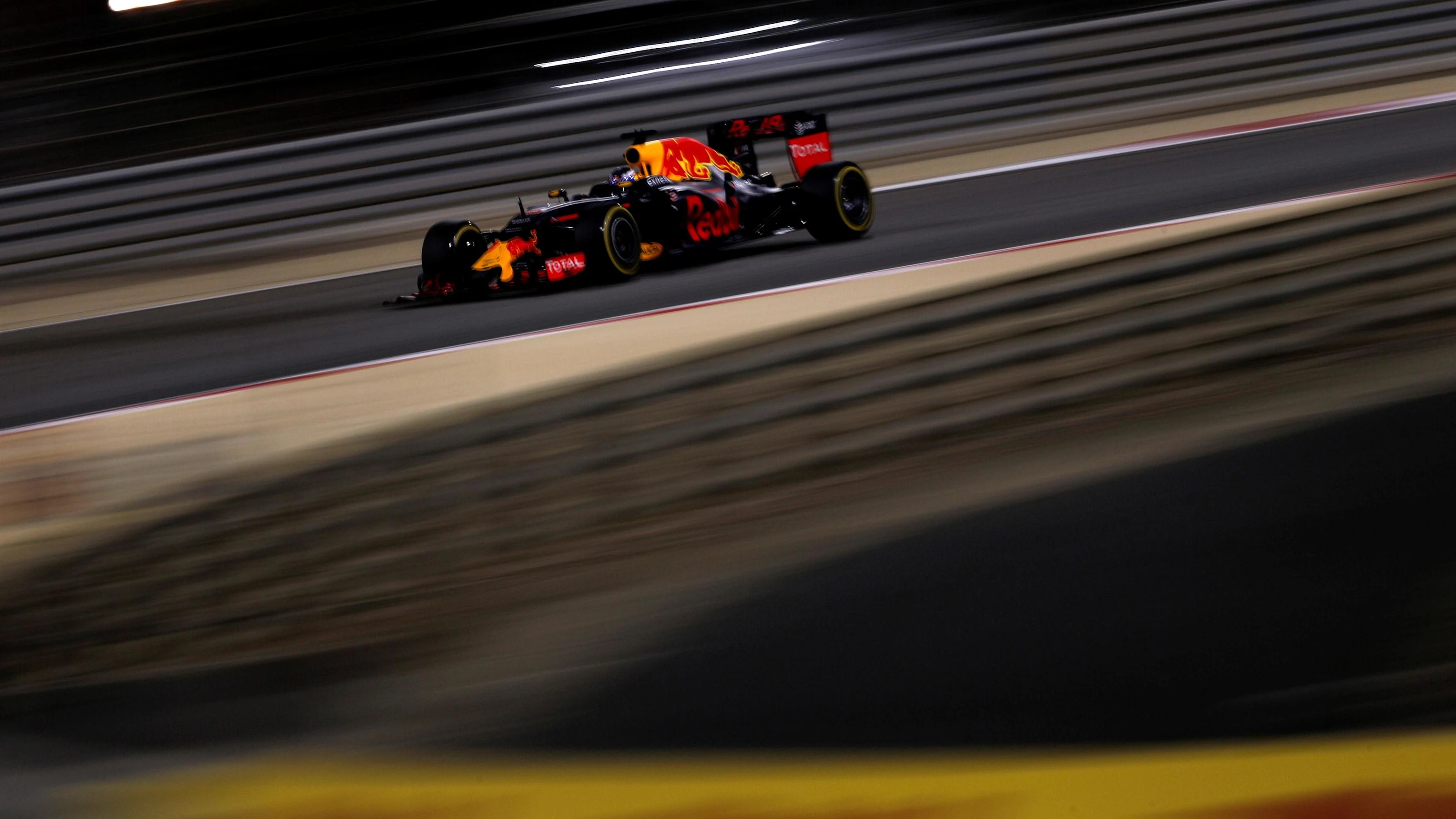Daniel Ricciardo (AUS) Red Bull Racing RB12 at Formula One World Championship, Rd2, Bahrain Grand